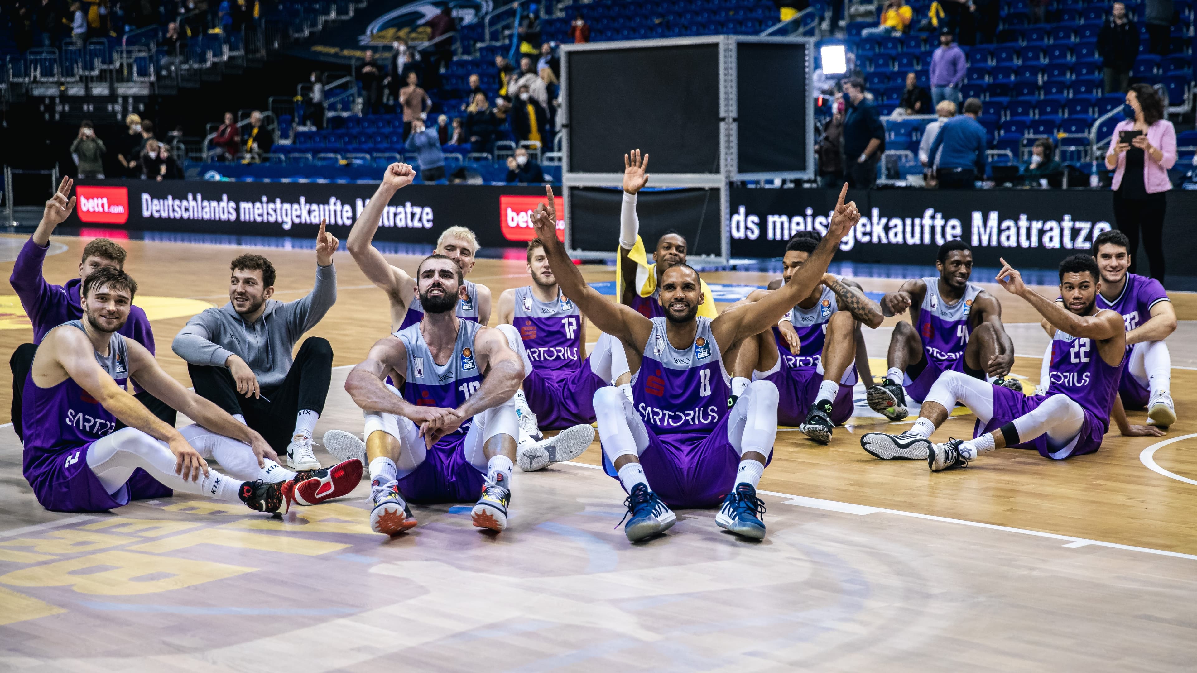 The big news this week came in the German capital as BG Göttingen watched Kamar Baldwin take over and guide the team to an upset of reigning easyCredit BBL champs ALBA BERLIN. The other big headline was the final undefeated team going down as Basketball Löwen Braunschweig handed Brose Bamberg their first loss. A week after suffering their first defeat of the season to Bamberg, MLP Academics Heidelberg continued their fairytale run with a home win over s.Oliver Würzburg.