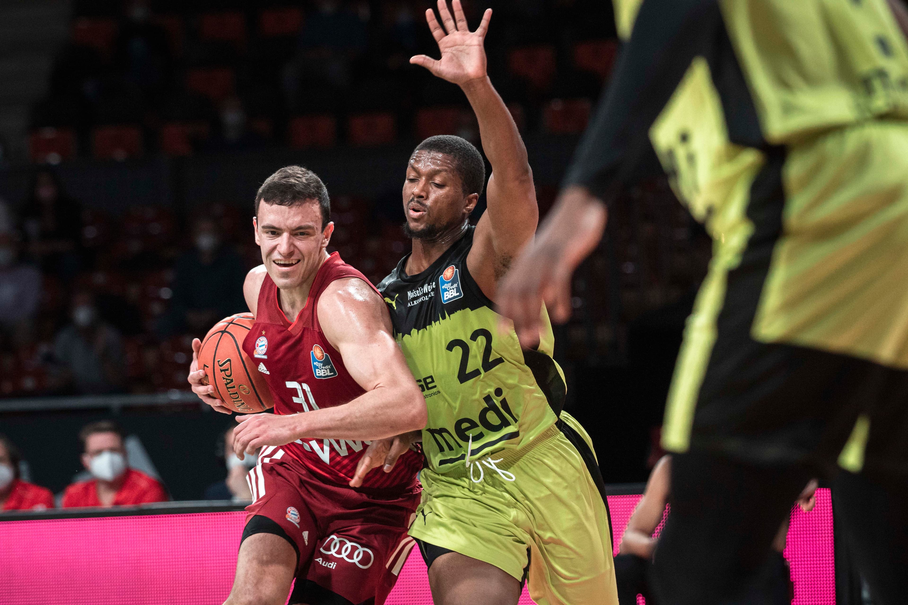 Vor rund 1.000 Zuschauern fahren die Bayern mit einem 83:60-Heimsieg über Bayreuth den wettbewerbsübergreifend sechsten Erfolg in Folge ein. Angeführt von Topscorer Deshaun Thomas (21 PTS) setzt sich der Tabellenführer bereits im ersten Viertel ab und gibt die Führung bis zur Schlusssirene nicht mehr aus der Hand.
