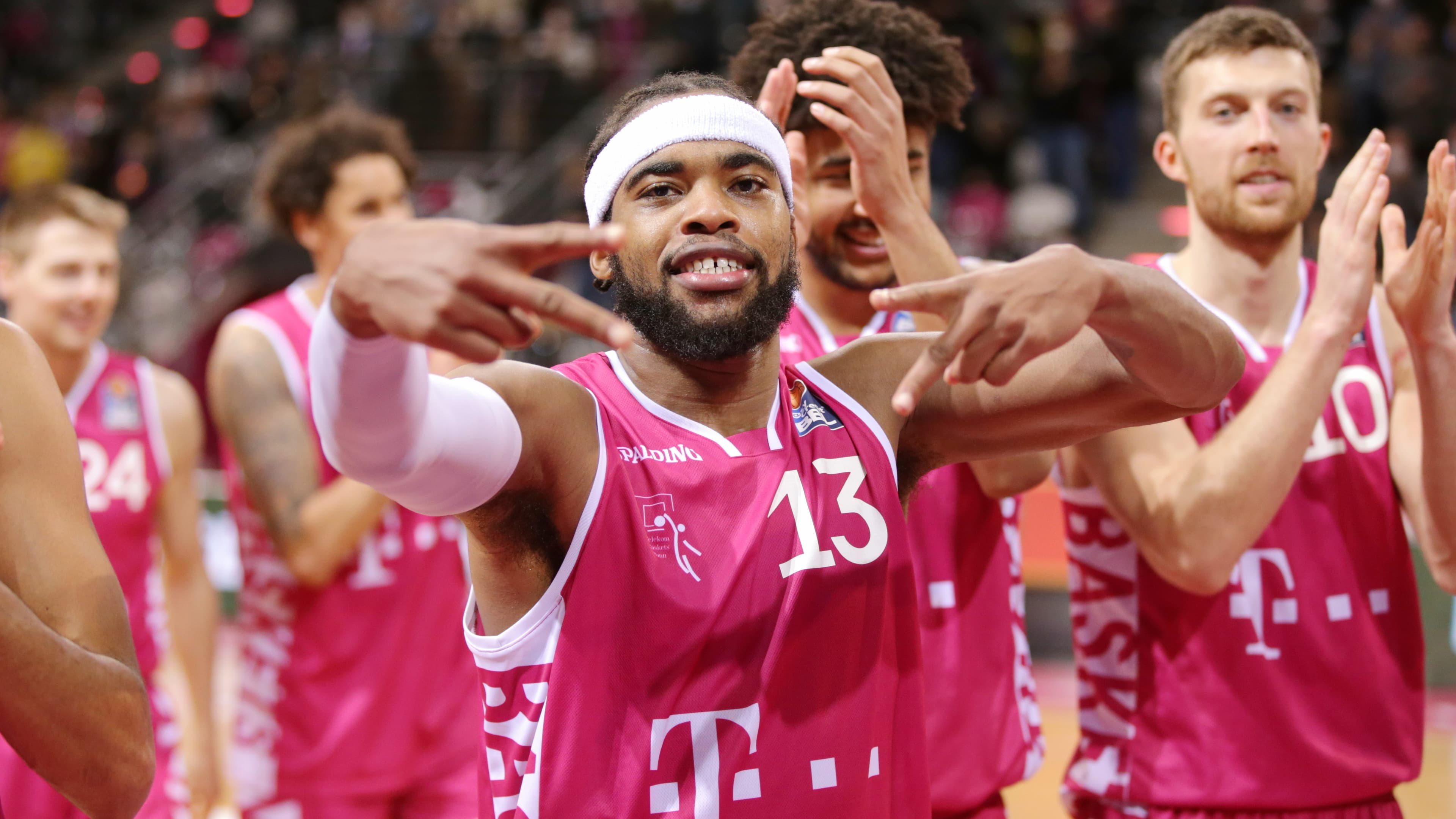 Der Deutsche Meister ALBA BERLIN hat als einziger Klub der Liga nach dem Saisonstart noch keinen Spieler verpflichtet, Weißenfels, Chemnitz und Oldenburg haben dagegen bereits drei Profis nachgemeldet. Am heutigen Dienstag endet nun die erste Transferphase.
