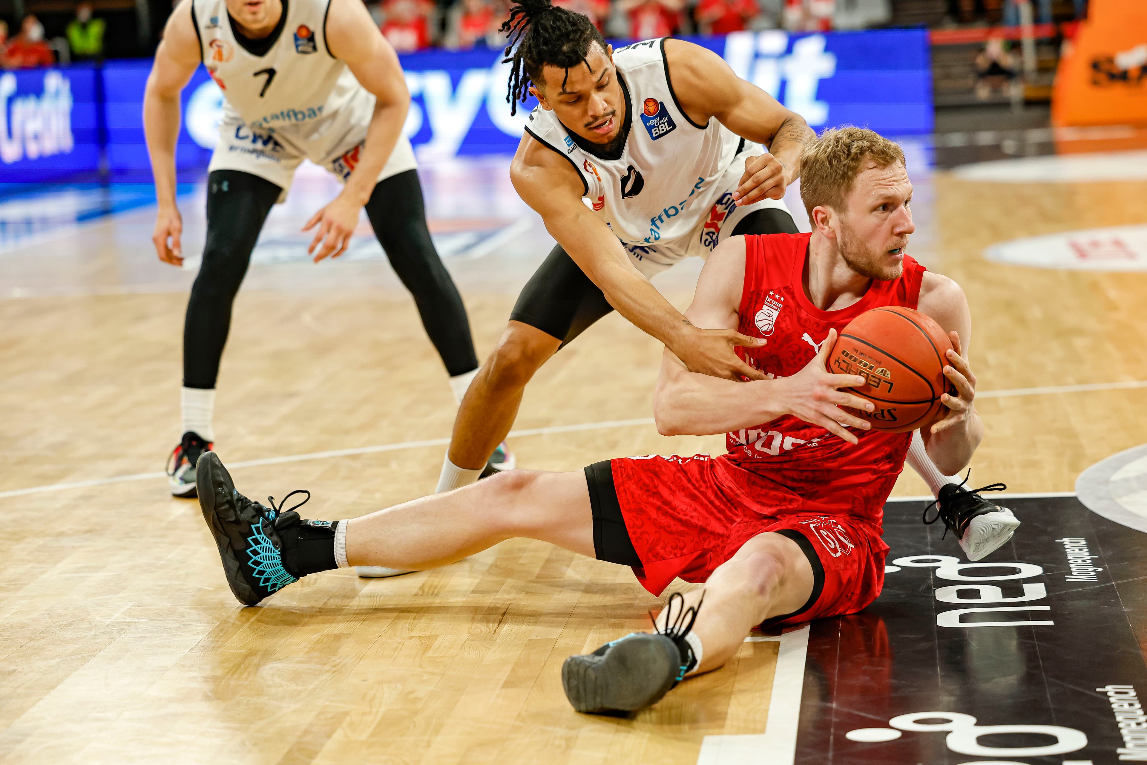 Am Freitag gehen die vier Qualifikationsturniere um die letzten vier in der Basketball Champions League (BCL) noch freien Startplätze im k.o.-Modus weiter. Nur mit einem Sieg wahren dabei die NINERS Chemnitz (in Skopje) und Brose Bamberg (in Lissabon) ihre Chance auf eine Teilnahme an der BCL-Hauptrunde. Im Fall einer Niederlage starten sie in dieser Saison im weniger lukrativen FIBA Europe Cup.