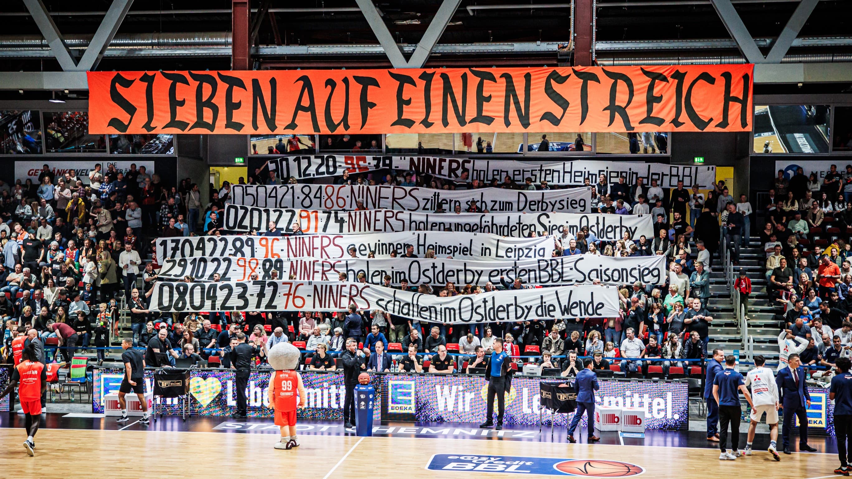 Trotz massiver Verletzungssorgen gewinnen die NINERS Chemnitz das Ost-Derby in der easyCredit BBL gegen ein ebenfalls ersatzgeschwächtes Team aus Weißenfels. Der SYNTAINICS MBC steht durch die 65:74-Niederlage weiter sieglos am Tabellenende, während sich Chemnitz mit dem vierten Sieg aus den ersten fünf Saisonspielen im oberen Drittel des Tableaus festsetzt. Jeff Garrett mit 18 Punkten und 16 Rebounds der überragende Akteur des Tages.