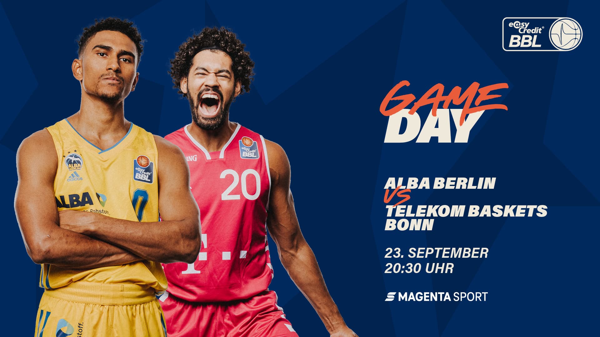 Status quo: Nach eineinhalb Jahren mit Spielen vor leeren Rängen kehrt mit diesem Saisoneröffnungsspiel endlich wieder zumindest schrittweise Normalität in die easyCredit BBL ein. Auf dem Parkett schlägt Titelverteidiger ALBA BERLIN mit der Beförderung von Israel Gonzales zum Headcoach ein neues Kapitel auf, das sich voraussichtlich aber ähnlich lesen wird wie das vorige. Schließlich stand Gonzales schon in den letzten vier Jahren als Assistent an der Seite von Coach Aito und dürfte damit Kontinuität garantieren. Außerdem ist Aito Garcia Reneses derzeit in Berlin (und sicher auch in der Halle) ...
Im Berliner Aufgebot stehen die Neuzugänge Tamir Blatt, Jaleen Smith und Yovel Zoosman vor der nicht einfachen Aufgabe, die Fußstapfen zu füllen, die Jason Granger, Peyton Siva, Simone Fontecchio und Niels Giffey hinterlassen haben. Das ist aber gar nichts gegen den Umbruch, den das Bonner Team im Sommer erlebt hat. Bei den Telekom Baskets tragen bis auf Leon Kratzer alle vom letztjährigen MVP der zweiten französischen Liga, Parker Jackson-Cartwright, angeführten Profis zum ersten Mal das magentafarbene Trikot. Aber dafür sind in Bonn die von den Vorgängern hinterlassenen Fußstapfen auch eher klein ...