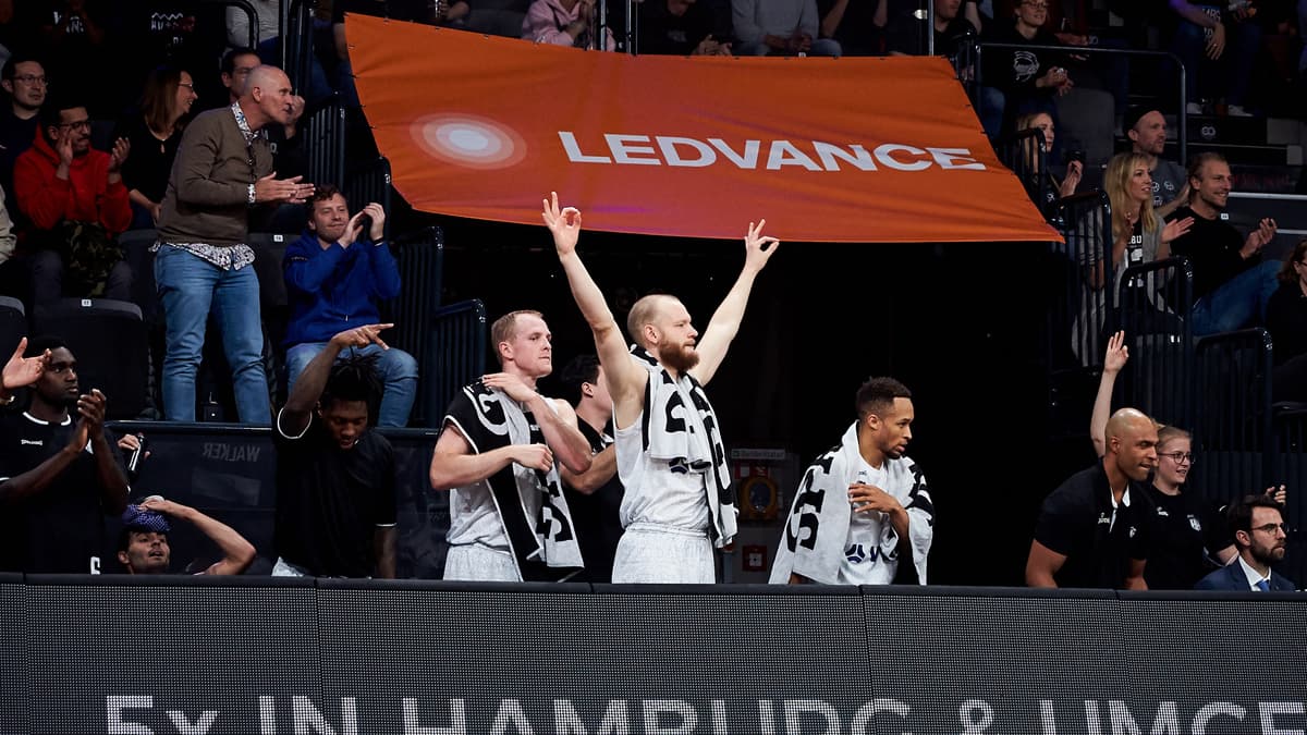 Die Hamburg Towers haben sich für das Pokal-Achtelfinal-Aus gegen medi bayreuth revanchiert. Mit dem 77:70-Erfolg feiern die Hanseaten zudem den ersten Heimsieg vor Zuschauern in ihrer Basketball-Bundesliga-Geschichte.