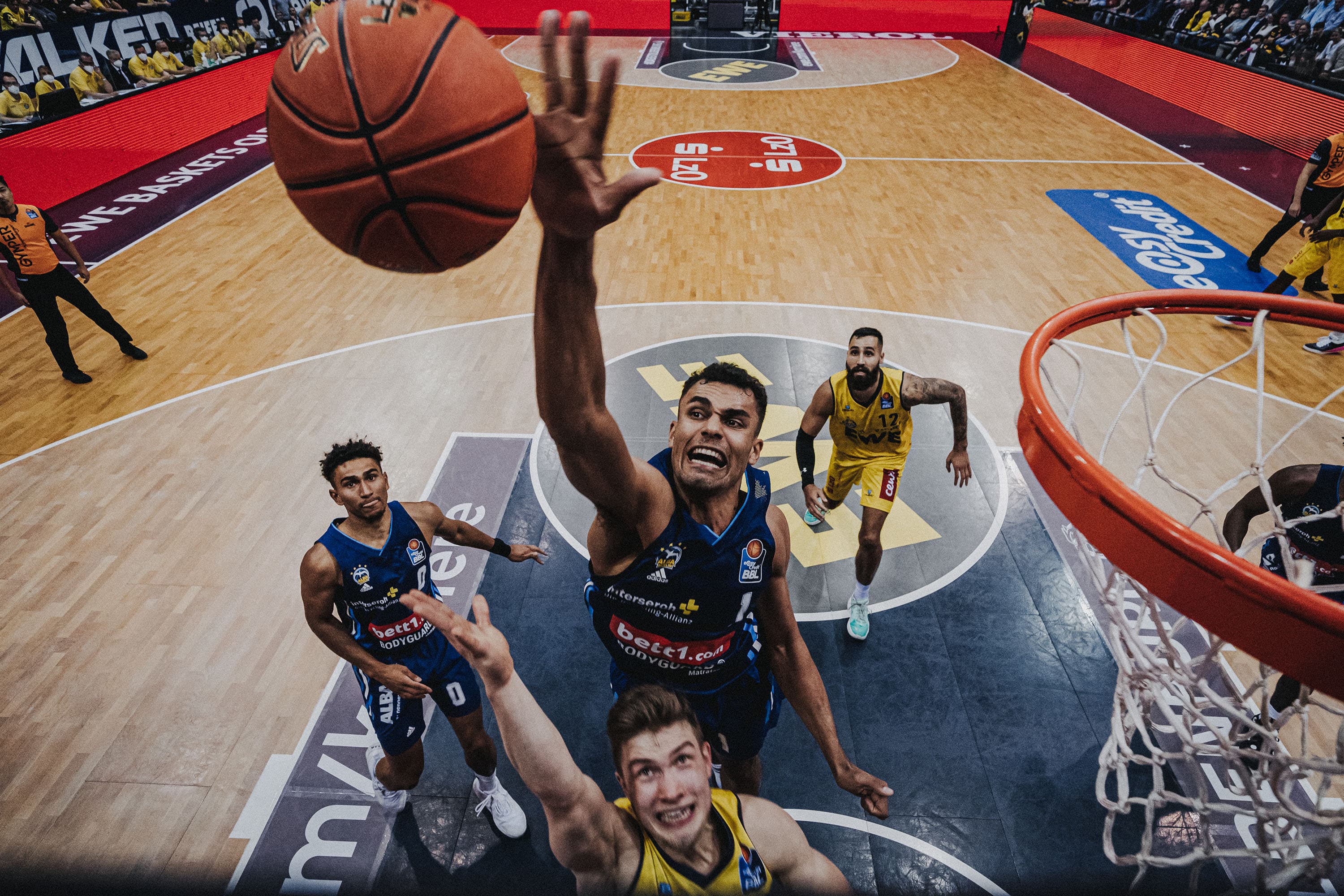 ALBA BERLIN benötigt im Gastspiel bei den EWE Baskets Oldenburg eine 20-minütige Anlaufzeit, um sich schließlich doch deutlich mit 92:74 durchzusetzen. 5.000 Zuschauer in der ausverkauften EWE Arena sehen das Debüt des Baskets-Neuzugangs Cameron Clark.