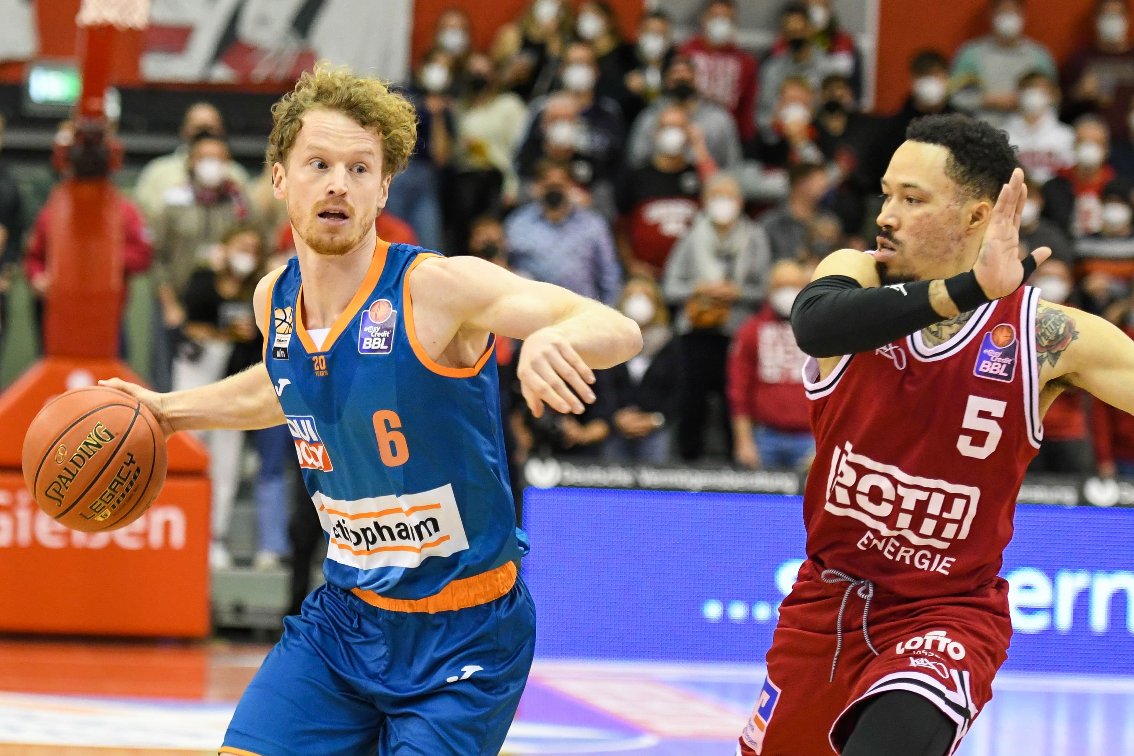 Ulm fährt durch einen 87:76-Erfolg in Gießen den fünften Auswärtssieg der Saison ein. Die Schwaben dominieren das erste Viertel mit 32:11, dazu erzielt Per Günther seine Saisonbestleistung. Das Team von Head Coach Jaka Lakovic hat die Playoffränge nun wieder fest im Blick.
Spielverlauf: Die Ulmer, die alle Saisonsiege auswärts holten, zeigten gleich einmal, dass sie sich in fremden Hallen pudelwohl fühlen und legten einen 12:2-Blitzstart aufs Parkett. Gießen fand gegen die Ulmer Ganzfeldpresse kaum Lösungen, wodurch die Gäste immer wieder zu einfachen Punkten kamen. Ulm baute die Führung auf über 20 Zähler aus, auch weil sich die Bankspieler nahtlos einfügten: Per Günther führte im ersten Viertel alle Spieler mit zehn Punkten an (11:32). Nach der Viertelpause stabilisierten sich die Hausherren, kamen vermehrt zu Stops und drückten im Fast Break aufs Gas. Dazu lief Nuni Omot heiß (14 Punkte in der ersten Halbzeit) - Gießen verkürzte auf 32:44, doch Ulm schlug bis zur Pause mit fünf unbeantworteten Punkten nochmal zurück.
Gießen verpasste es zu Beginn der zweiten Hälfte einige Male weiter heranzukommen, stattdessen stellten Jaron Blossomgame und Cristiano Felicio erneut auf plus 20 (44:67). Man konnte es ihm zwar aus dem Gesicht nicht ablesen, doch Per Günther dürfte weiter Spaß gehabt haben: Der Veteran ließ Kumpel John Bryant mit einem Crossover stehen und legte gefühlvoll ab. Währenddessen hielten die Schwaben den Vorsprung im komfortablen 20-Punkte-Bereich. Als die Gäste im Schlussabschnitt einen Gang zurückschalteten, verkürzte Gießen den Rückstand in den einstelligen Beriech (74:83) - um die Partie ganz zu drehen, fehlte allerdings die Zeit. Philipp Herkenhoff beseitigte mit vier Zählern im Anschluss die letzten Restzweifel.
Zahlen bitte: Die Gäste griffen sich 17 Offensivrebounds und hielten die Hessen bei schwacher Quote von „Downtown“ (22,7 Prozent).
Spieler der Partie: Per Günther legte in seinem letzten Spiel in seiner Geburtsstadt mit 15 Punkten seine Saisonbestleistung auf. Jaron Blossomgame war mit 16 Zählern Ulms bester Korbjäger. Nuni Omot und Jalen Tate wurden mit je 20 Punkten die Topscorer des Abends.
Die Deutschen: Bei den Schwaben überzeugten die Nationalspieler: Während Karim Jallow elf Punkte und fünf Rebounds markierte, kam Philipp Herkenhoff auf neun Zähler sowie ebenfalls fünf Boards.
Am Rande der Bande… saß Gießens Neuzugang T.J. Williams, für den Guard kam die Partie noch zu früh.
Wie geht’s weiter: Die 46ers gastieren nächsten Samstag in Chemnitz - Ulm fliegt unter der Woche nach Gran Canaria und trifft am Sonntag im Duell beider deutschen Eurocupteams auf Hamburg.
Video: Highlights zu dieser Partie gibt es hier oben rechts unter dem Punkt „Video“ oder hier bei Magenta Sport.