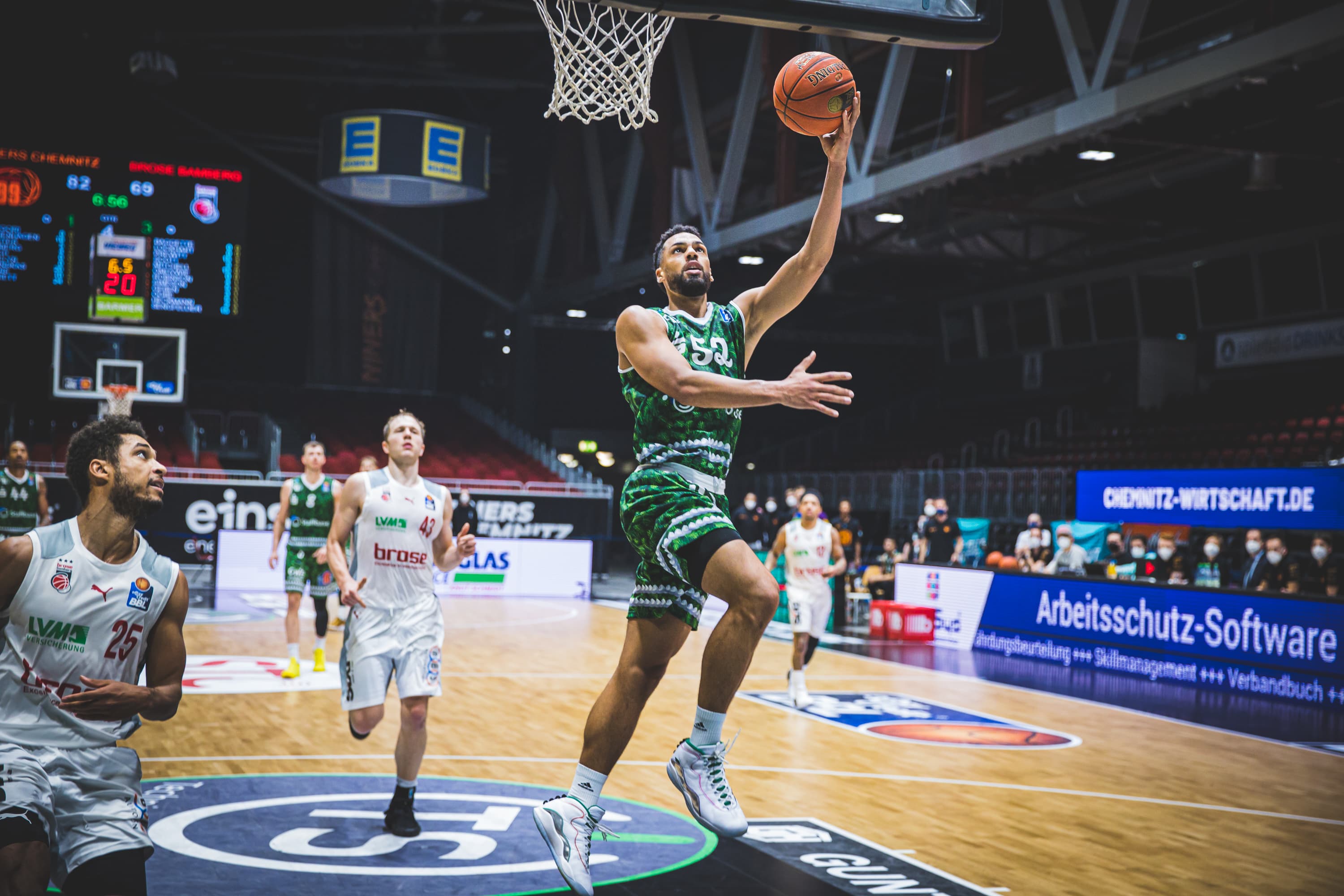 Chemnitz mit kleiner Rotation von sieben Mann, aber großer Schau in der Offensive. Die Sachsen sind Bamberg immer einen Schritt voraus und kaufen ihnen kurz Ende des dritten Viertels endgültig den Schneid ab. Mindaugas Susinskas und Trent Lockett überragen mit je über 30 Punkten.