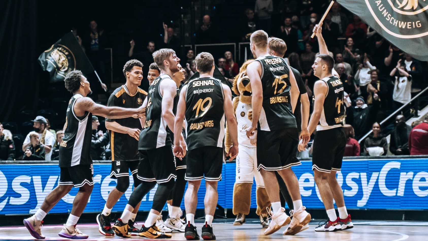 Sie fliegen diese Saison unter dem Radar, doch das passt den Basketball Löwen Braunschweig, denn sie beißen gerne zu, wenn niemand damit rechnet. Und mit einem ausgewogenen BBL-Kader und einer Spielweise mit vielen Assists sind sie durchaus ein Kandidat für eine Überraschung.