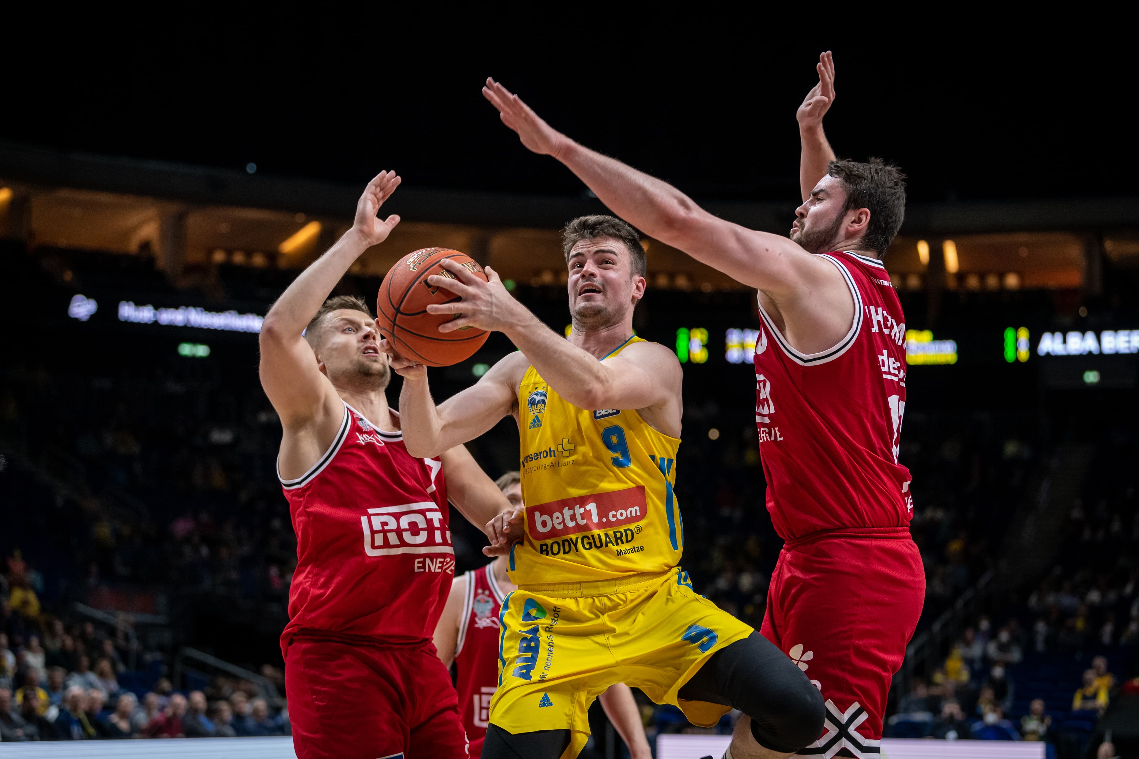 Ein ungefährdeter Sieg der Berliner bringt ihnen die Tabellenführung. Das Spiel ist, wohl auch aufgrund der Ausgangslage der Gäste, über weite Strecken dafür offensiv ansehnlich, dafür in der Intensität auf überschaubarem Niveau. Was Berlin nicht davon abhält freudig aufzuspielen und einen sieben Jahre alten Rekord zu egalisieren.