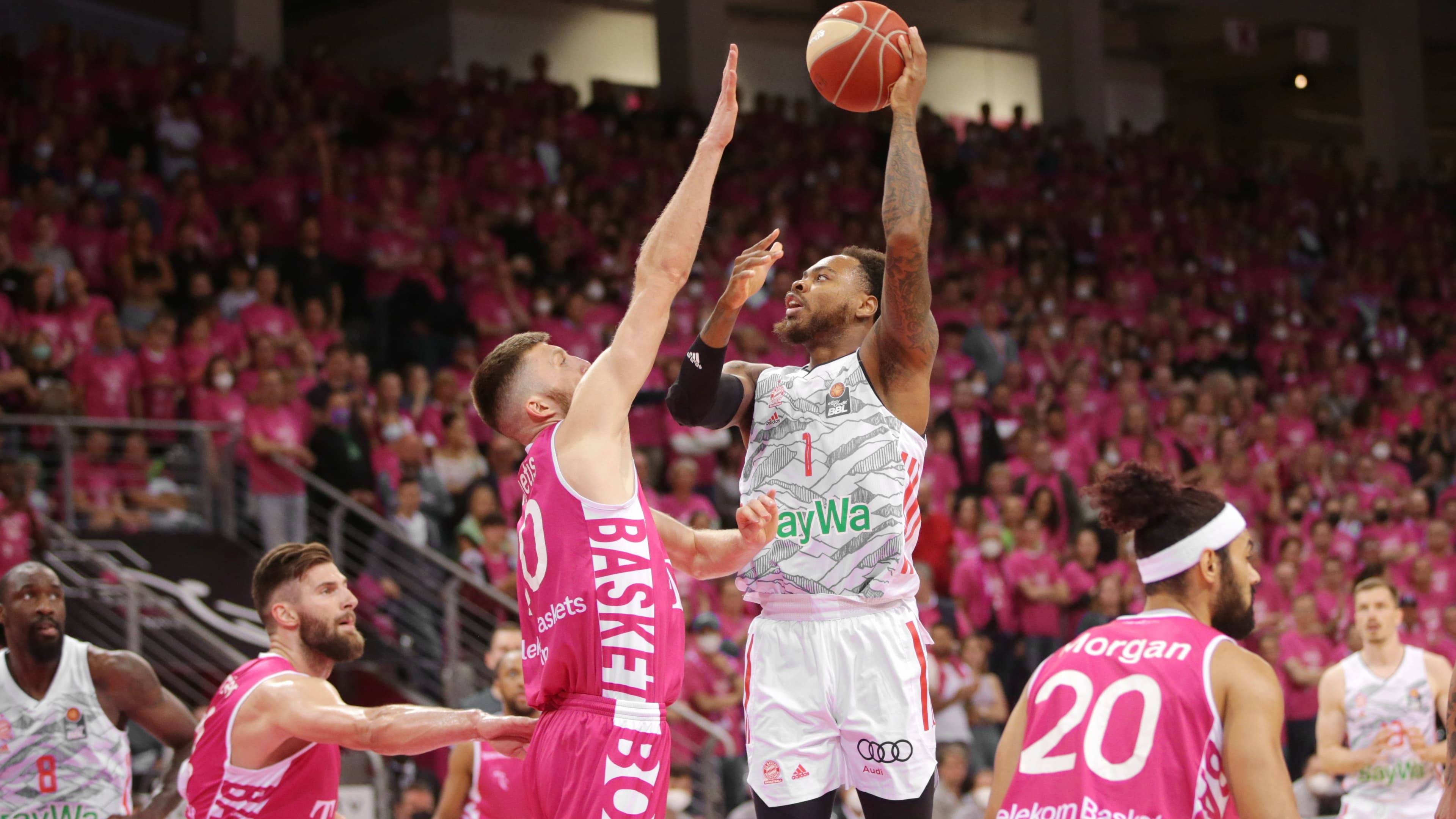 FC Bayern Munich were the first team to win a road game in the easyCredit BBL #playoffsbaby and they did it twice against Telekom Baskets Bonn for a commanding 2-0 lead heading back home. In the other semi-finals series, ALBA BERLIN extended their winning streak to 16 games as they took both games at home over MHP RIESEN Ludwigsburg. Off the court, EWE Baskets Oldenburg as expected brought in Spanish head coach Pedro Calles after the playcalled left Hamburg Towers. The northern German club lost another major figure as Justus Holltaz left his hometown club to sign with CB Breogan in Spain.