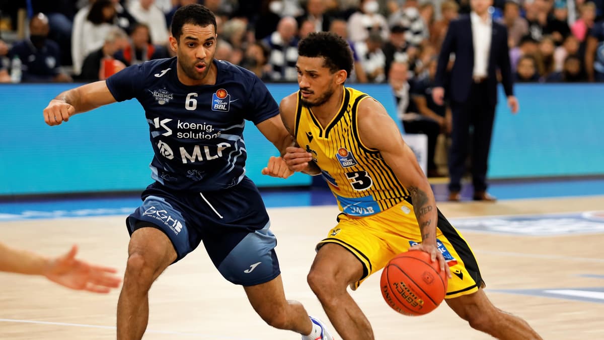 Josh King feiert mit den MHP RIESEN Ludwigsburg ein gelungenes Headcoach-Debüt in der deutschen Beletage. Den 100:86-Auswärtserfolg bei den MLP Academics Heidelberg hat der Nachfolger von John Patrick vor allem Prentiss Hubb zu verdanken: Mit 27 Punkten avanciert der zum Topscorer.
