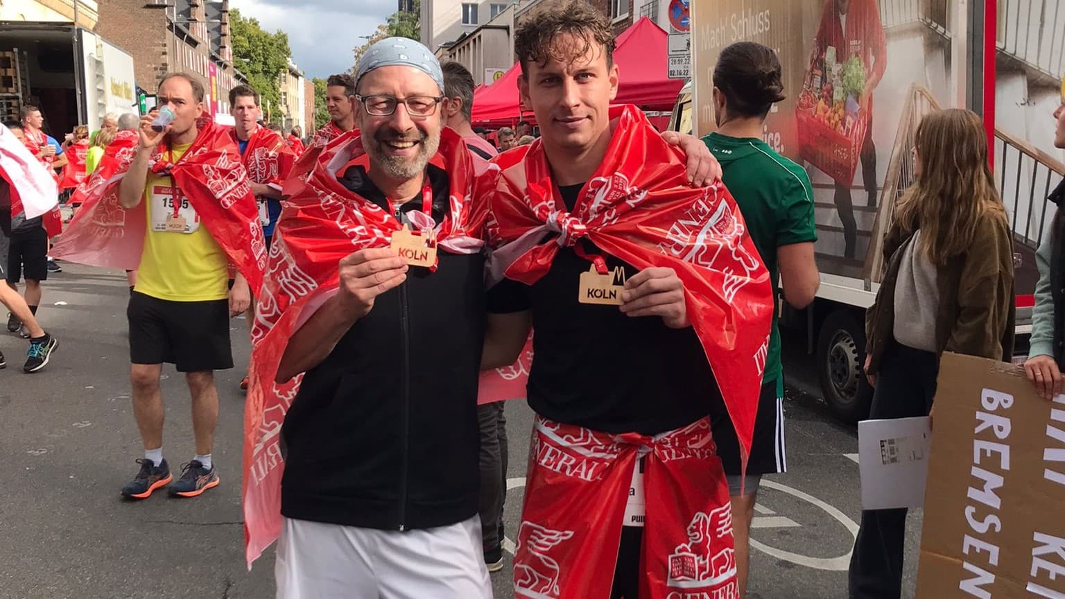 easyCredit BBL-Office goes Generali Köln Marathon. Mit Sven Simon und Luca Mertz haben zwei Mitarbeiter der easyCredit BBL am vergangenen Wochenende den Ball ruhen lassen und sich erstmals über die 42,195 Kilometer geackert.