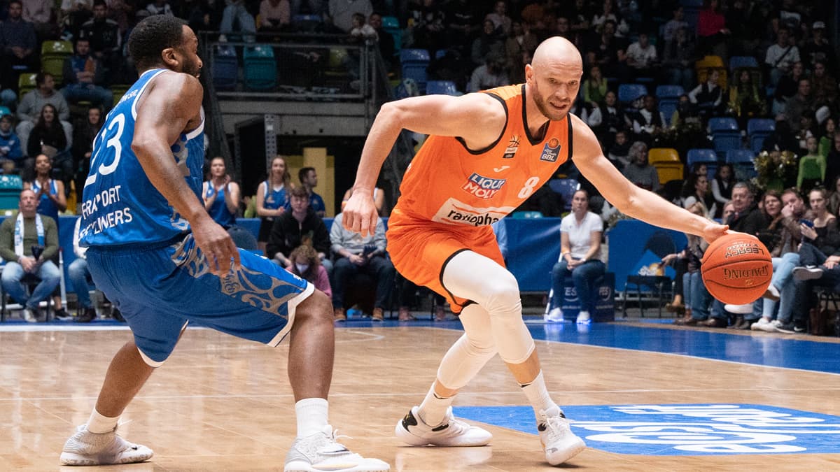 Durch einen 97:82-Erfolg bei den FRAPORT SKYLINERS fährt ratiopharm ulm seinen zweiten Auswärtssieg in Serie ein. Vor 4.400 Zuschauern übernimmt Robin Christen in einem starken, dritten Ulmer Viertel: 13 Punkte legt der deutsche Nationalspieler innerhalb von sechs Minuten auf.