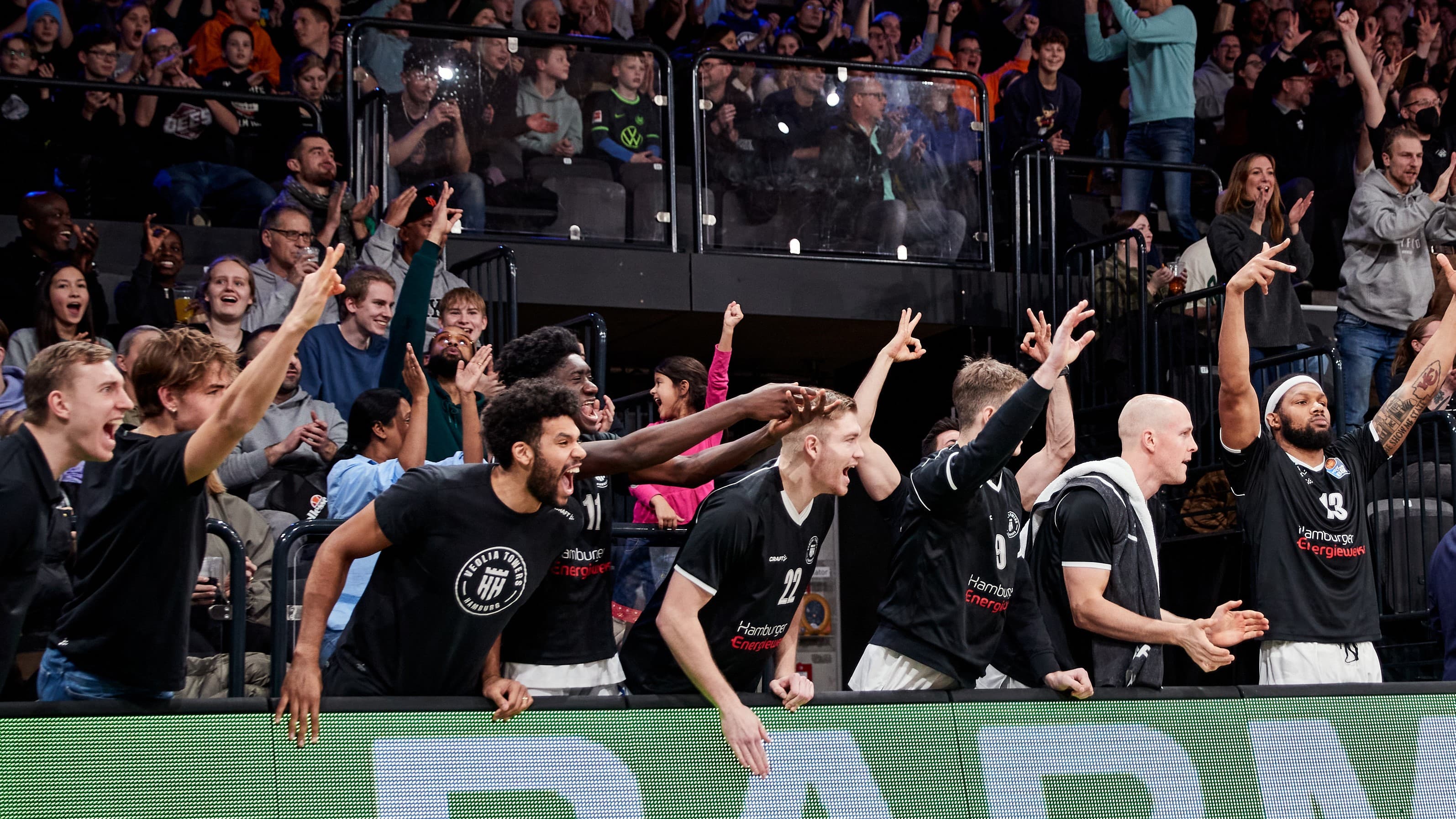 Nach sechs BBL-Niederlagen in Serie gelingt den Hamburg Towers im letzten Spiel des Jahres ein wahrer Befreiungsschlag. Beim 96:73-Heimerfolg gegen die Würzburg Baskets legt ein herausragendes ersten Viertel (29:9) den Grundstein zum Sieg. Bester Werfer der Partie ist Kendale McCullum mit 21 Punkten.