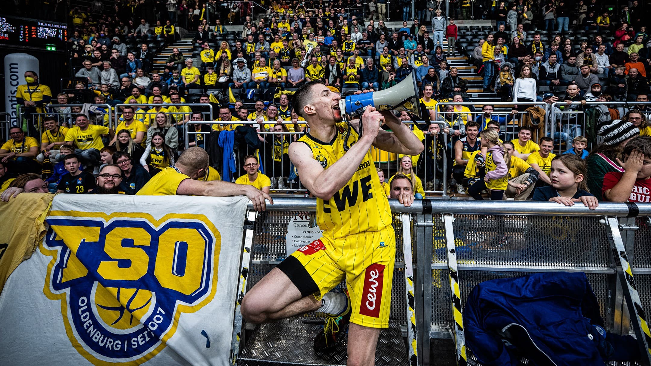 In einem bis zur letzten Sekunde umkämpften Viertelfinalspiel im MagentaSport BBL Pokal vor 5.737 Zuschauern setzen sich die EWE Baskets Oldenburg mit 85:83 gegen die MLP Academics Heidelberg durch. Eine große Leistung von Eric Washington bleibt ungekrönt – der Guard verpasst ein Triple Double und den letzten Wurf jeweils nur knapp.
