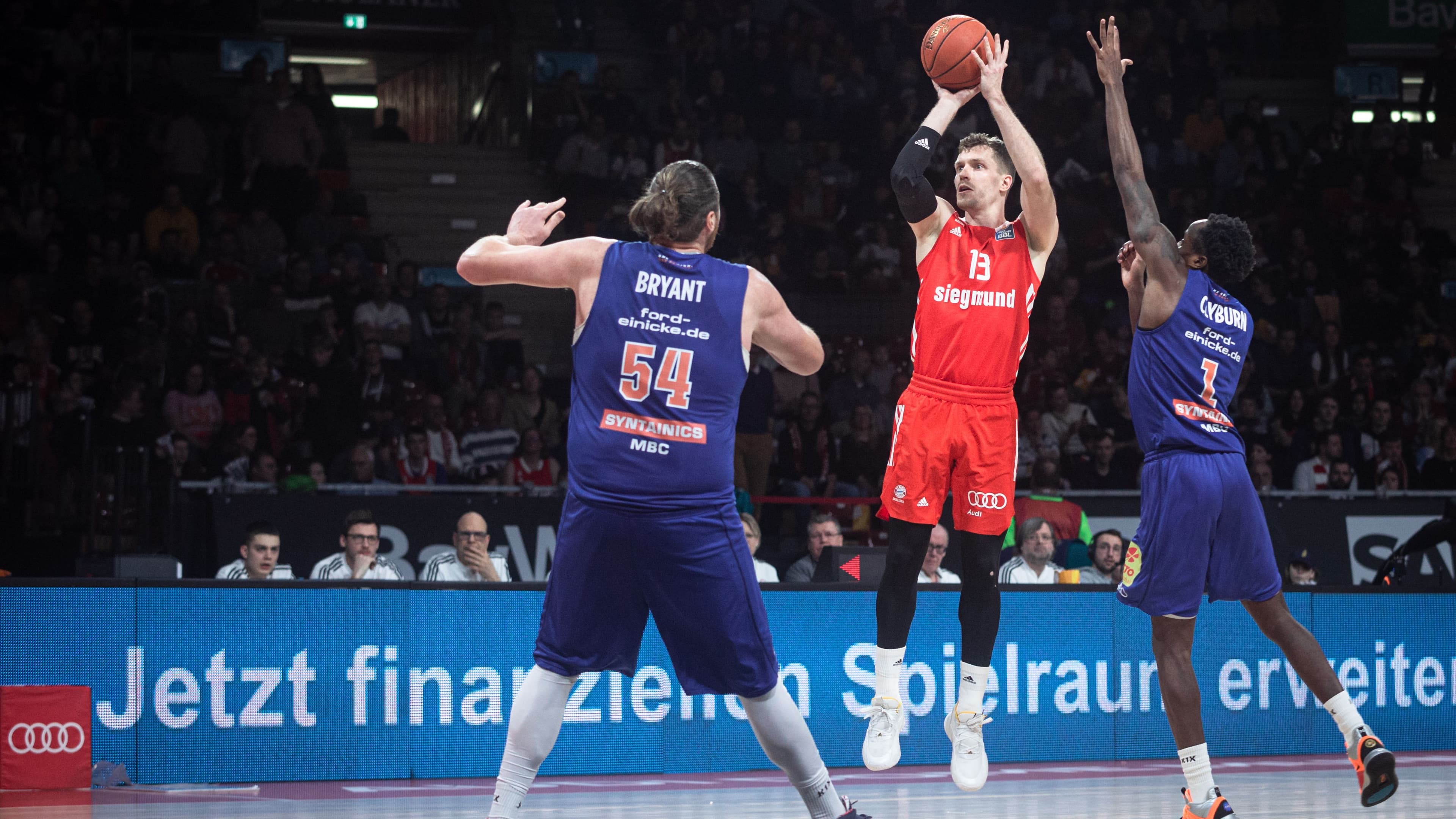 7 Punkte von EM-Bronzemedaillengewinner Andreas Obst sorgen dafür, dass der FC Bayern München (17:6) auf Kurs Platz drei bleibt und ohne Schwierigkeiten mit 87:66 gegen den SYNTAINICS MBC (9:15) gewinnt.