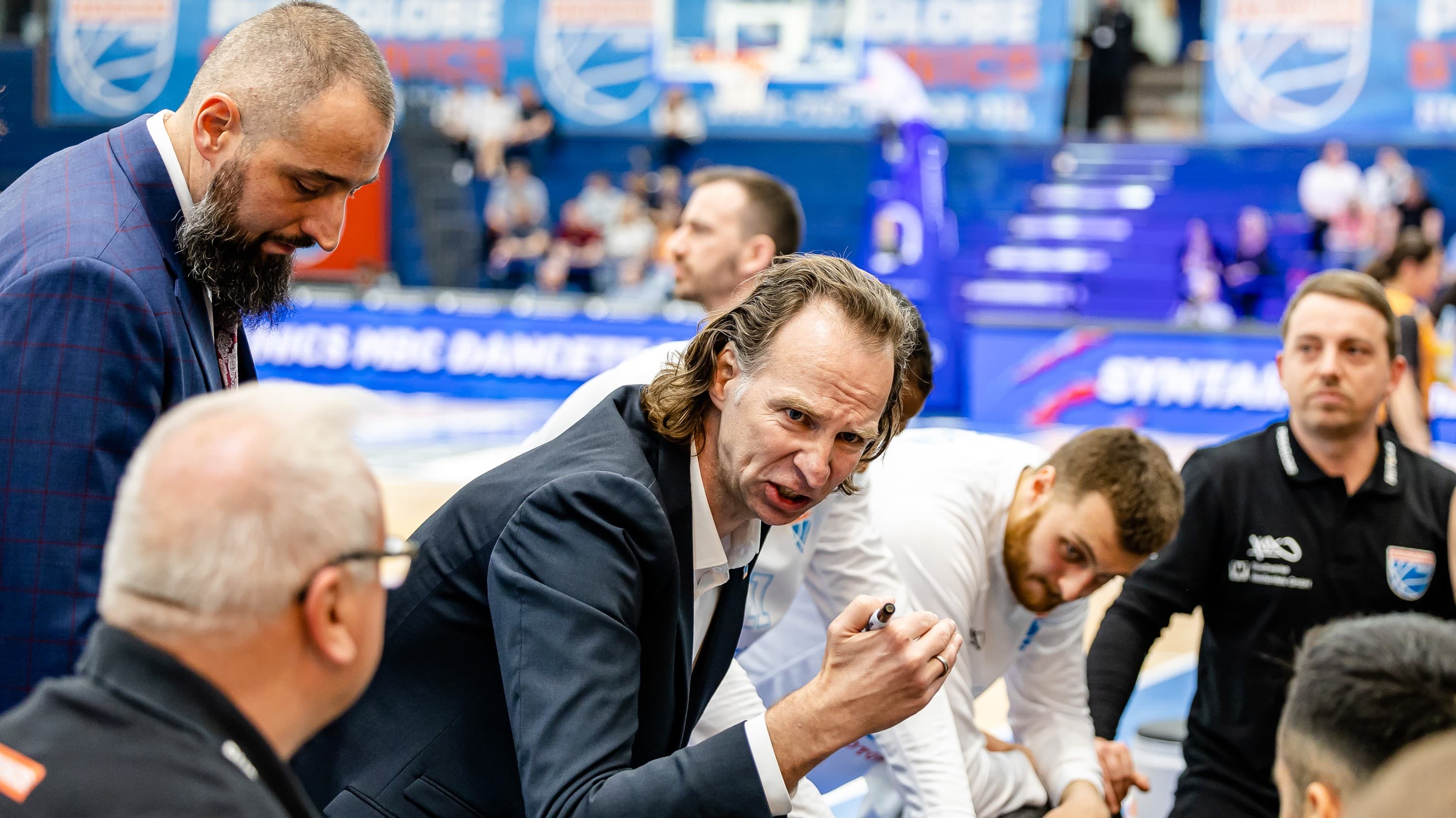 Bei der Premiere von Ingo Freyer als neuem Cheftrainer feiert der SYNTAINICS MBC (10:19) nach zuvor sieben Niederlagen in Folge einen 123:80-Kantersieg gegen desolate Veolia Towers Hamburg (11:20).