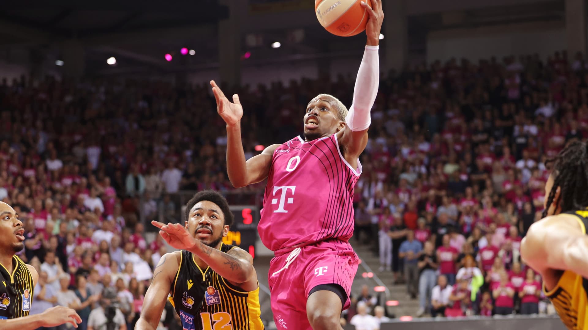 Die Telekom Baskets Bonn sind und bleiben daheim eine Macht. Auch im 20. Spiel vor eigenem Publikum behalten die Rheinländer die Oberhand und setzen damit in der Halbfinalserie gegen die MHP RIESEN Ludwigsburg den ersten Stich. Neben 24 Offensiv-Rebounds macht in einer unheimlich physischen Partie letztlich MVP TJ Shorts mit 22 Punkten und sieben Assists den Unterschied zugunsten des Hauptrundenprimus aus.