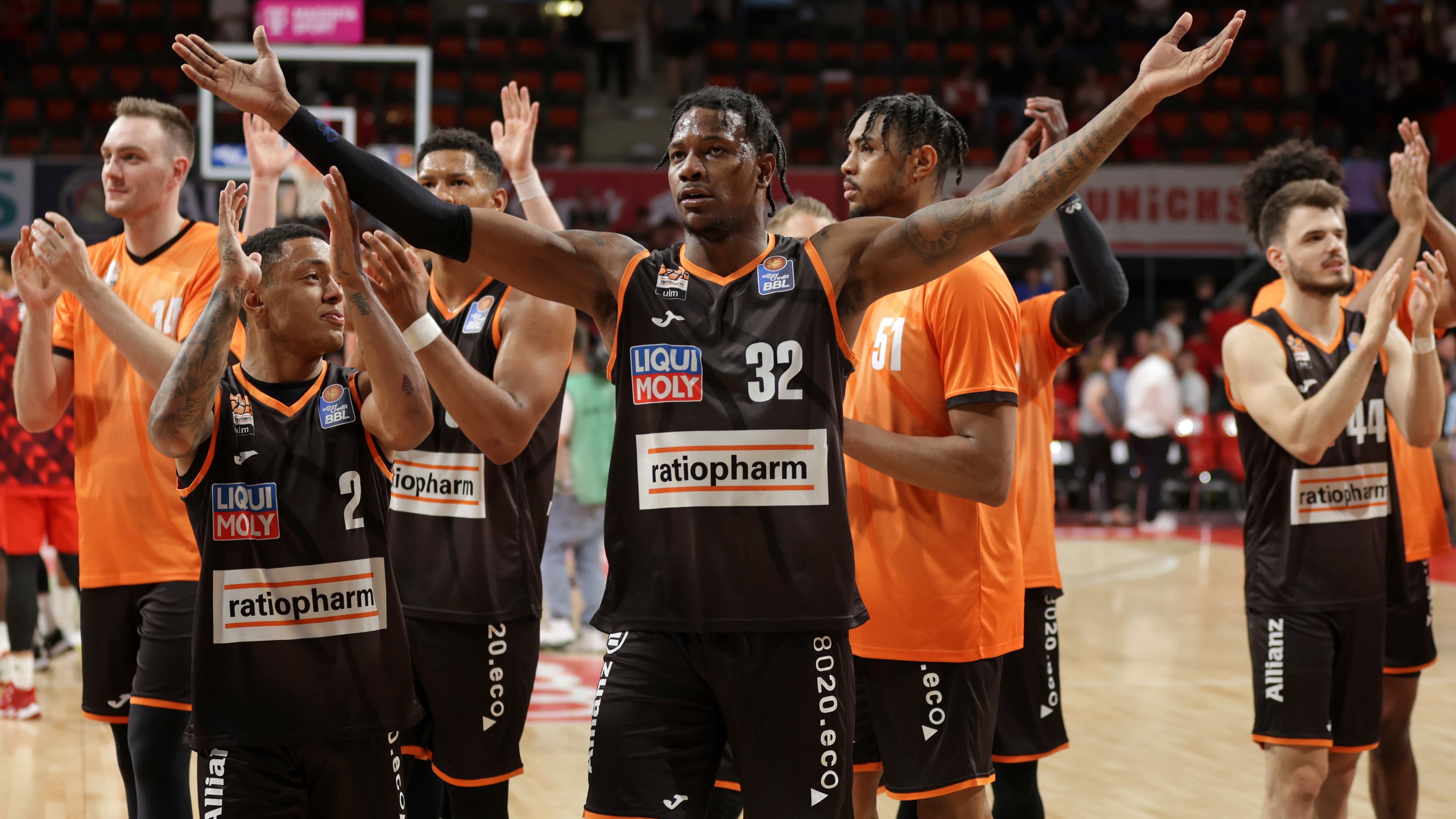 Der Tabellensiebte der regulären Saison überrascht auch im Playoff-Halbfinale. Mit einem 87:69 setzt sich ratiopharm ulm bei Pokalsieger Bayern München durch. Am Dienstag folgt das zweite Spiel. Topscorer ist Juan Nunez mit 19 Punkten.