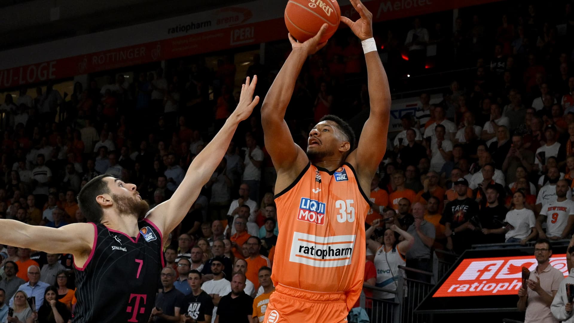 Hatte ratiopharm ulm bereits im ersten Finalspiel den Heimvorteil von den Telekom Baskets Bonn geklaut, legten sie vor eigenem Publikum noch einen drauf. Angeführt von dem „dreiköpfigen Monster“ um Karim Jallow (24 Punkte), Brandon Paul (23) und Bruno Caboclo (20) spielen die Schwaben sich früh in einen Rausch, dem die Rheinländer nichts entgegen zu setzen haben. Das 112:84 stellt nicht nur den ersten Ulmer Final-Heimsieg des Clubs dar, sondern, sondern beschert dem Team von Anton Gavel auch den Matchball um die Deutsche Meisterschaft.