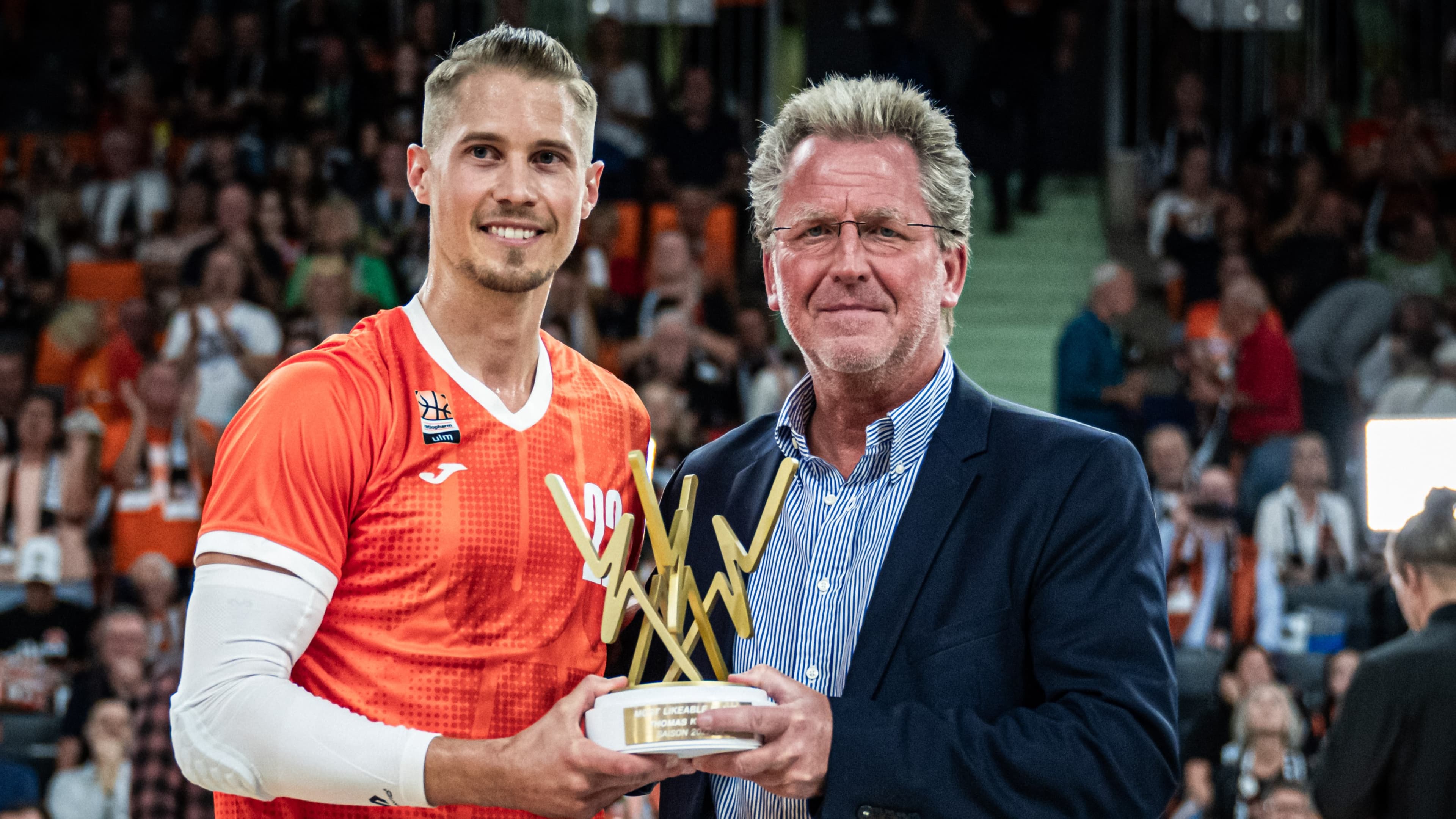 Die Fans der easyCredit Basketball Bundesliga haben Thomas „Tommy“ Klepeisz einen weiteren Titel beschert: Der gebürtige Österreicher mit deutschem Pass erhält den „Pascal Roller Award“ der Saison 2022/2023. Klepeisz, der im Juni 2023 mit ratiopharm ulm Deutscher Meister wurde, sicherte sich die Auszeichnung bei dieser Wahl zum beliebtesten Spieler („Most Likable Player“) erstmals in seiner Karriere.