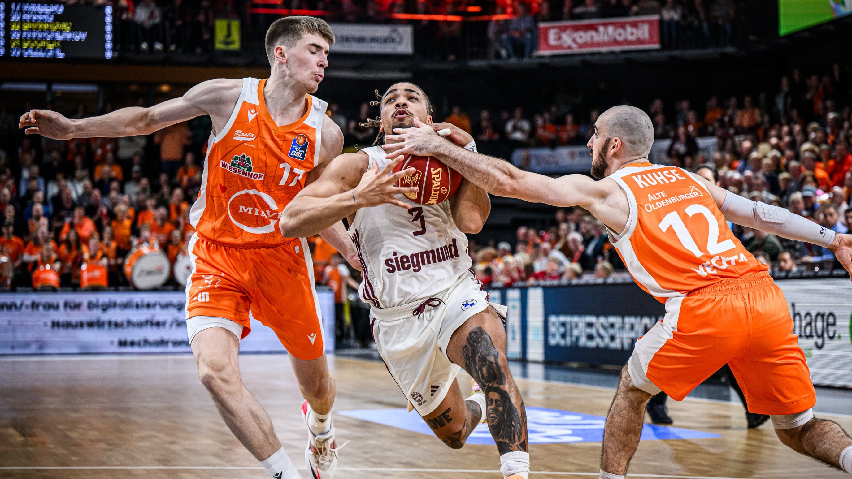 FC Bayern Basketball hat die Serie von 29 Heimsiegen in Folge von RASTA VECHTA durch einen 85:81-Erfolg beendet. Der Pokalsieger zeigt eine über 40 Minuten konzentrierte Vorstellung und gewinnt trotz des Fehlens der Leistungsträger Andreas Obst, Leandro Bolmaro und Serge Ibaka. Durch den Sieg ziehen die Bayern auch in der Tabelle mit den Niedersachsen gleich. Beide Teams stehen nun bei einer Bilanz von sechs Siegen bei drei Niederlagen.