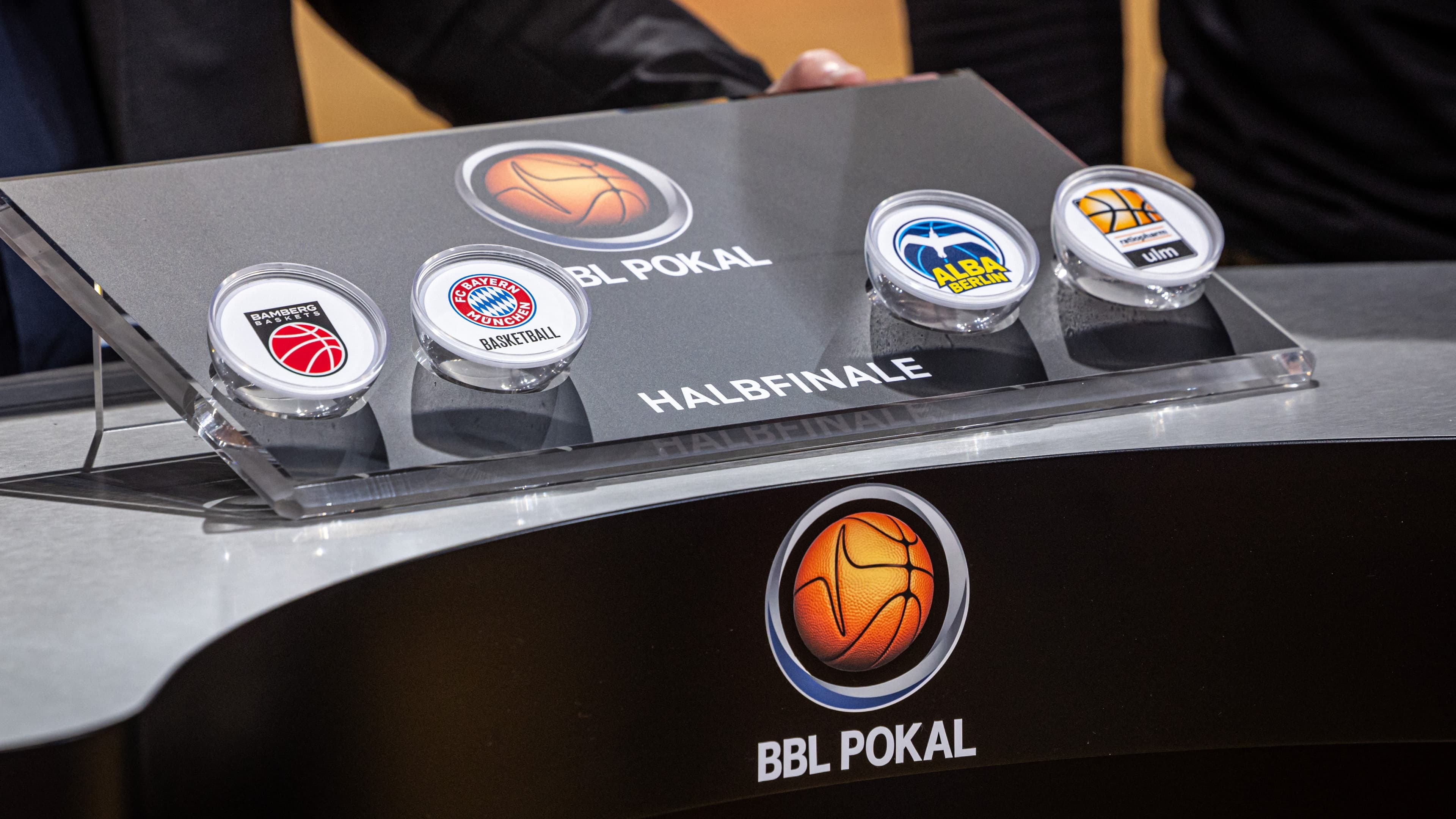 Bamberg gegen München und Berlin gegen Ulm. Nelvie Tiafack, deutsches Boxtalent aus dem Rheinland, fungiert im Nachgang an das letzte Viertelfinale als „Losfee".
