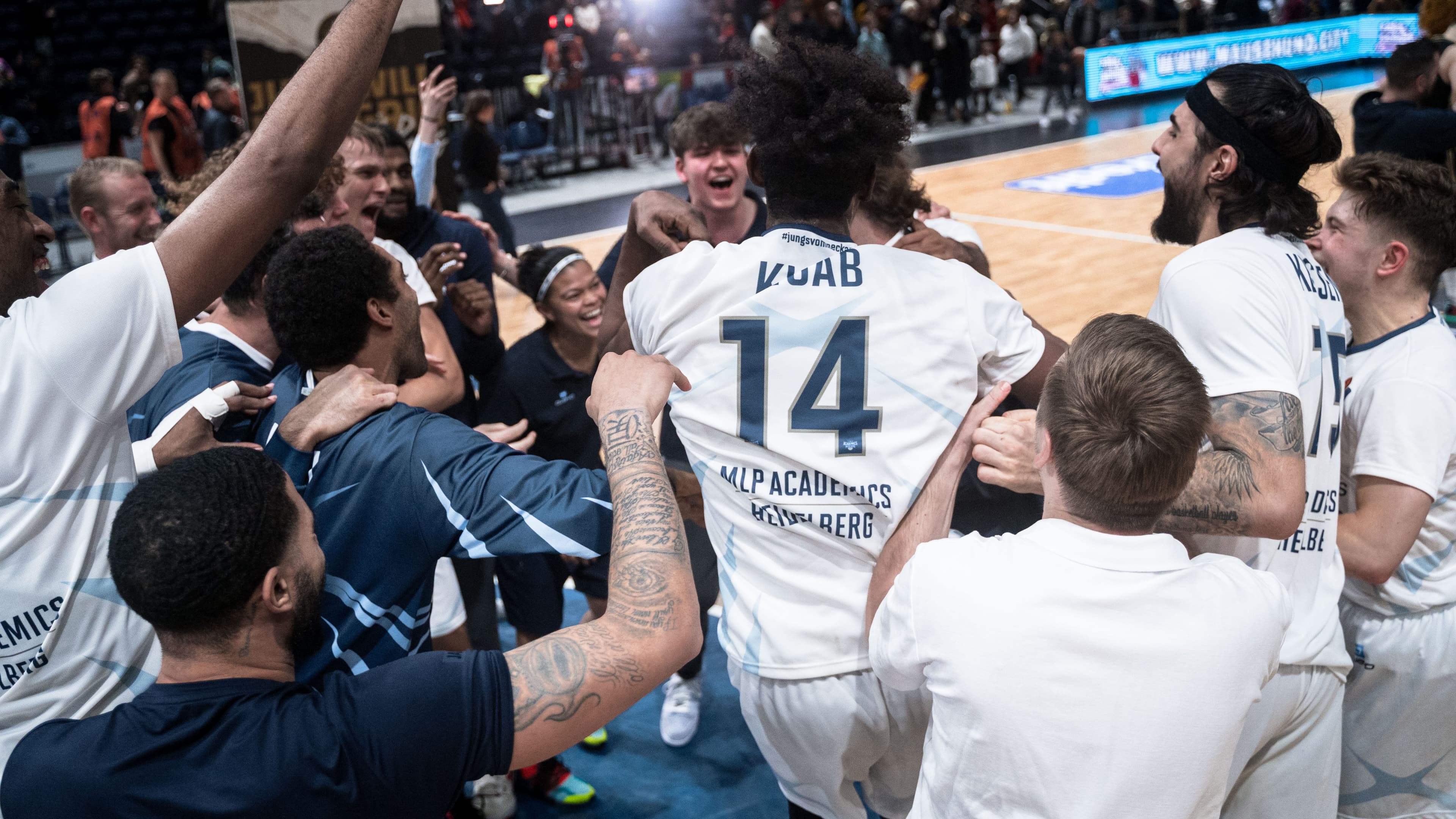 Die MLP ACADEMICS Heidelberg haben beim Debüt von Ingo Freyer an der Seitenlinie einen viel umjubelten 84:83-Auswärtserfolg bei den Basketball Löwen Braunschweig eingefahren. Den Heidelbergern fehlen dabei in Josh Gray, Tim Coleman, Elias Lasisi, Paul Zipser und dem früh im Spiel verletzten Vincent Kesteloot gleich fünf Stammkräfte. Mit einer Sechser-Rotation behält das Team durch einen Korb von Nachverpflichtung Abu Kigab sechs Sekunden vor Ende die Oberhand.