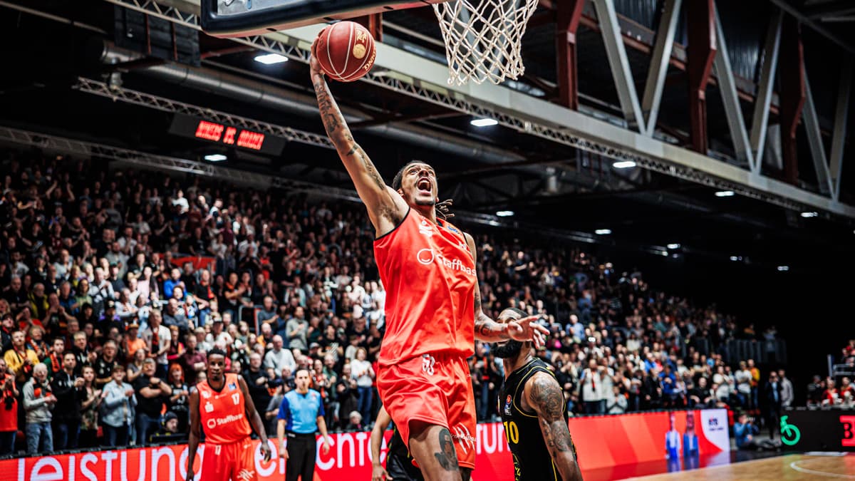 Die NINERS Chemnitz bestimmen das Spitzenspiel des 15. Spieltags gegen die MHP RIESEN Ludwigsburg mit 85:66 und bleiben auch nach acht Heimspielen zuhause ungeschlagen. Die Verteidigung ist Trumpf: Der Tabellenführer gestattet den Gästen nur eine Quote von 30 Prozent aus dem Feld, die 66 Punkte sind für Ludwigsburg im Ligabetrieb ein Saisontiefstwert. Offensiv glänzt Kevin Yebo mit einem Saisonbestwert von 27 Punkten.