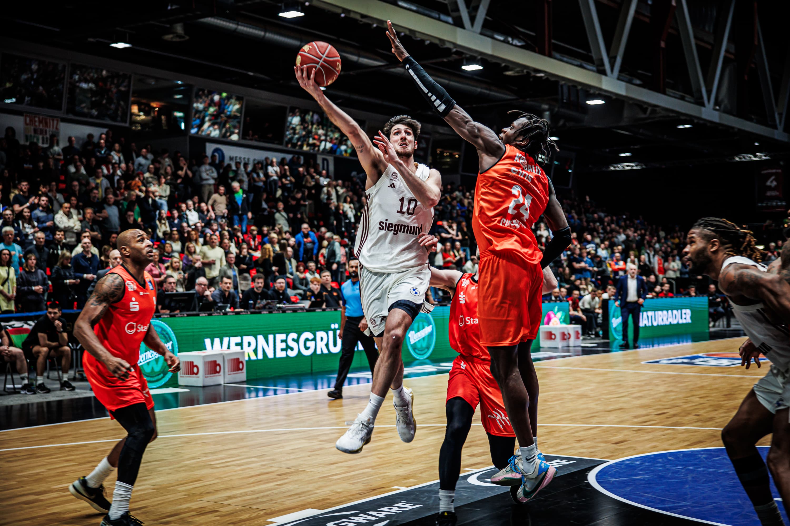 The biggest story of the week was FC Bayern Munich slowing down league leaders NINERS Chemnitz with a road victory in a great atmosphere in Chemnitz. The week also saw ALBA BERLIN take down Telekom Baskets Bonn on the road. Playing away from home in fact didn’t seem to matter much this week as MHP RIESEN Ludwigsburg were the only team to grab a home victory this week.