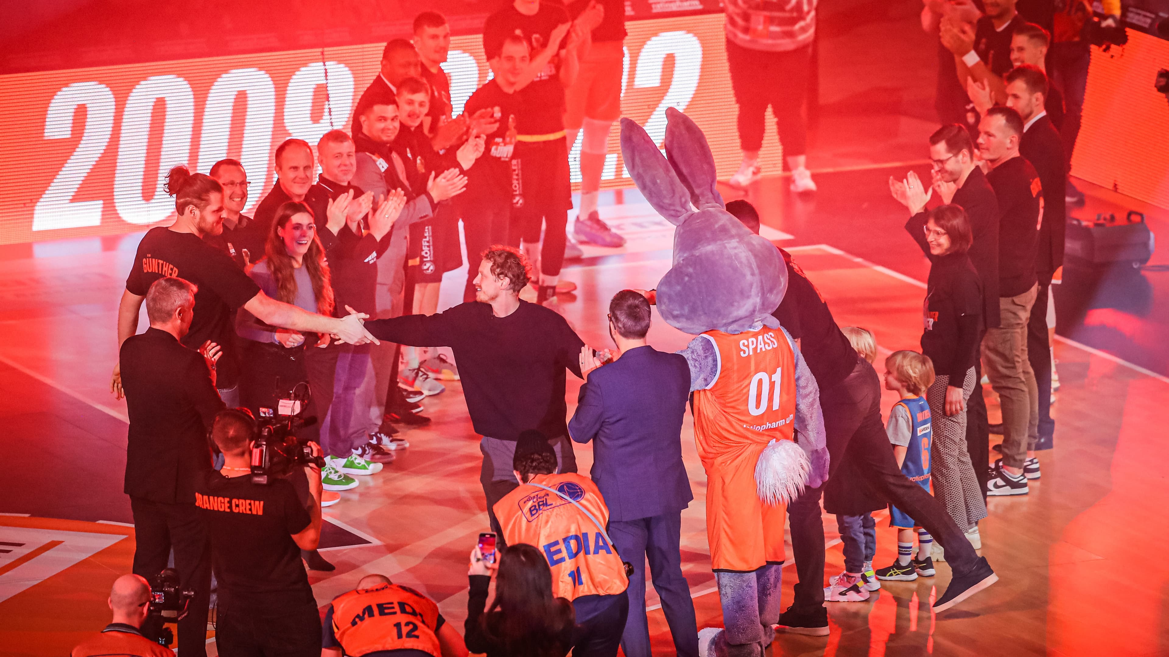 Das Heimspiel von ratiopharm ulm gegen die Tigers Tübingen steht zunächst ganz im Zeichen des Trikot-Retirements von Club-Legende Per Günther. Der muss im Anschluss mit ansehen, wie die Ulmer das Derby gegen die Tigers Tübingen mit 97:76 gewinnen.