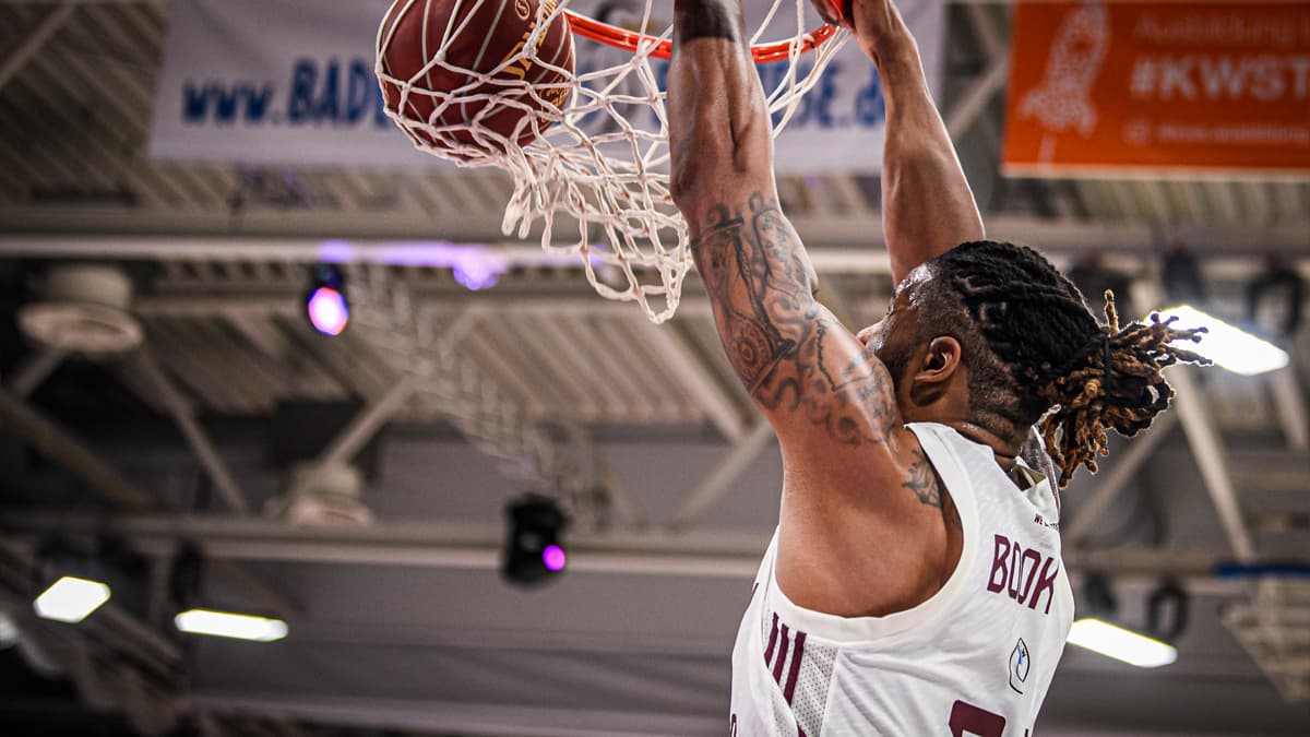 Die BG Göttingen schnuppert im Heimspiel gegen den FC Bayern München an der Sensation und führt 36 Minuten lang, zu Beginn des dritten Viertels mit bis zu 14 Zählern Differenz. Doch der Pokalsieger kommt zurück, beendet das Spiel mit einem 11:0-Lauf und sichert sich durch den 77:71-Erfolg den achten Auswärtssieg in Serie.