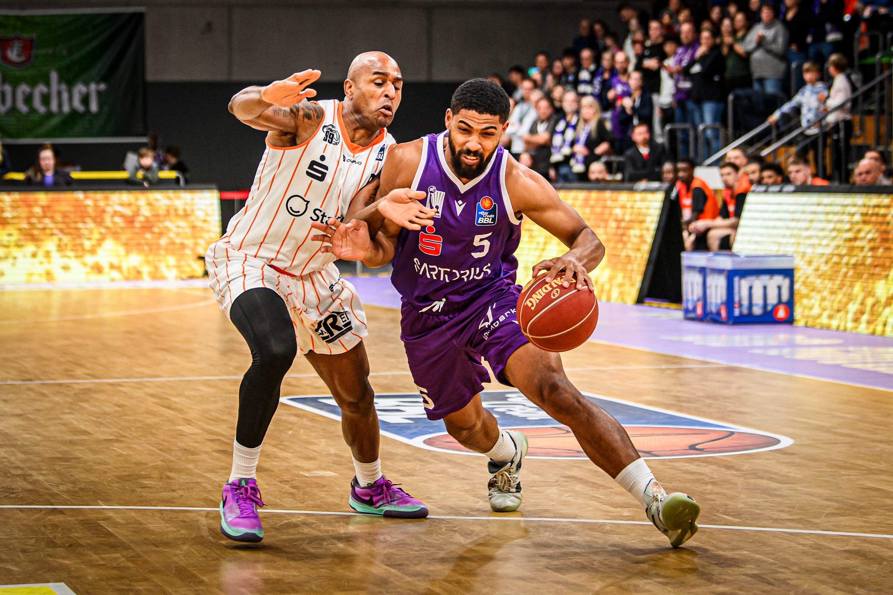 Die BG Göttingen (9:20) setzte ein denkwürdiges Wochenende in der easyCredit Basketball Bundesliga fort, an dem beinahe alle Mannschaften aus dem Tabellenkeller gewannen. Den Niedersachsen gelang ihr immens wichtiger 100:99-Erfolg nach Verlängerung überraschend gegen die NINERS Chemnitz (23:6).