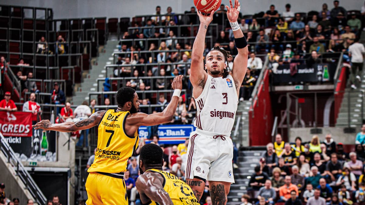 Der FC Bayern München gewinnt das vierte Playoff-Spiel bei den MHP RIESEN Ludwigsburg mit 76:69, entscheidet die Viertelfinalserie mit 3-1 für sich und komplettiert das Halbfinalfeld. Der Hauptrundenerste liegt kein einziges Mal zurück, muss dennoch in die Crunchtime – dort trifft Carsen Edwards inmitten einer starken Vorstellung nach der Pause den Dagger-Dreier.
