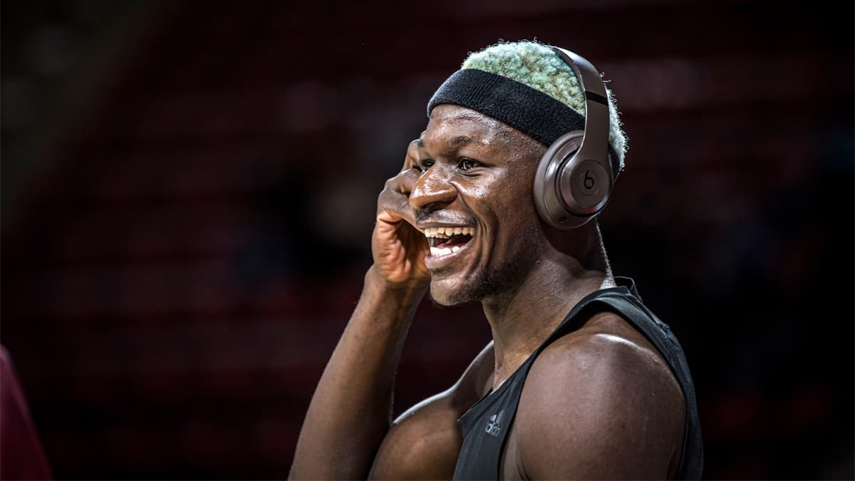 Dieser Abschied fällt nicht leicht: Weltmeister Isaac Bonga verlässt nach zwei Jahren den FC Bayern Basketball und wechselt innerhalb der EuroLeague ins Ausland. Der 24-jährige Allrounder hatte großen Anteil am Münchner Double-Gewinn 2024 und feierte mit dem FCBB auch den Pokalsieg im Vorjahr. Bonga war nach vier Jahren in der NBA im Sommer 2022 zu den Bayern gekommen und zählte seitdem zu den Publikumsfavoriten im BMW Park.