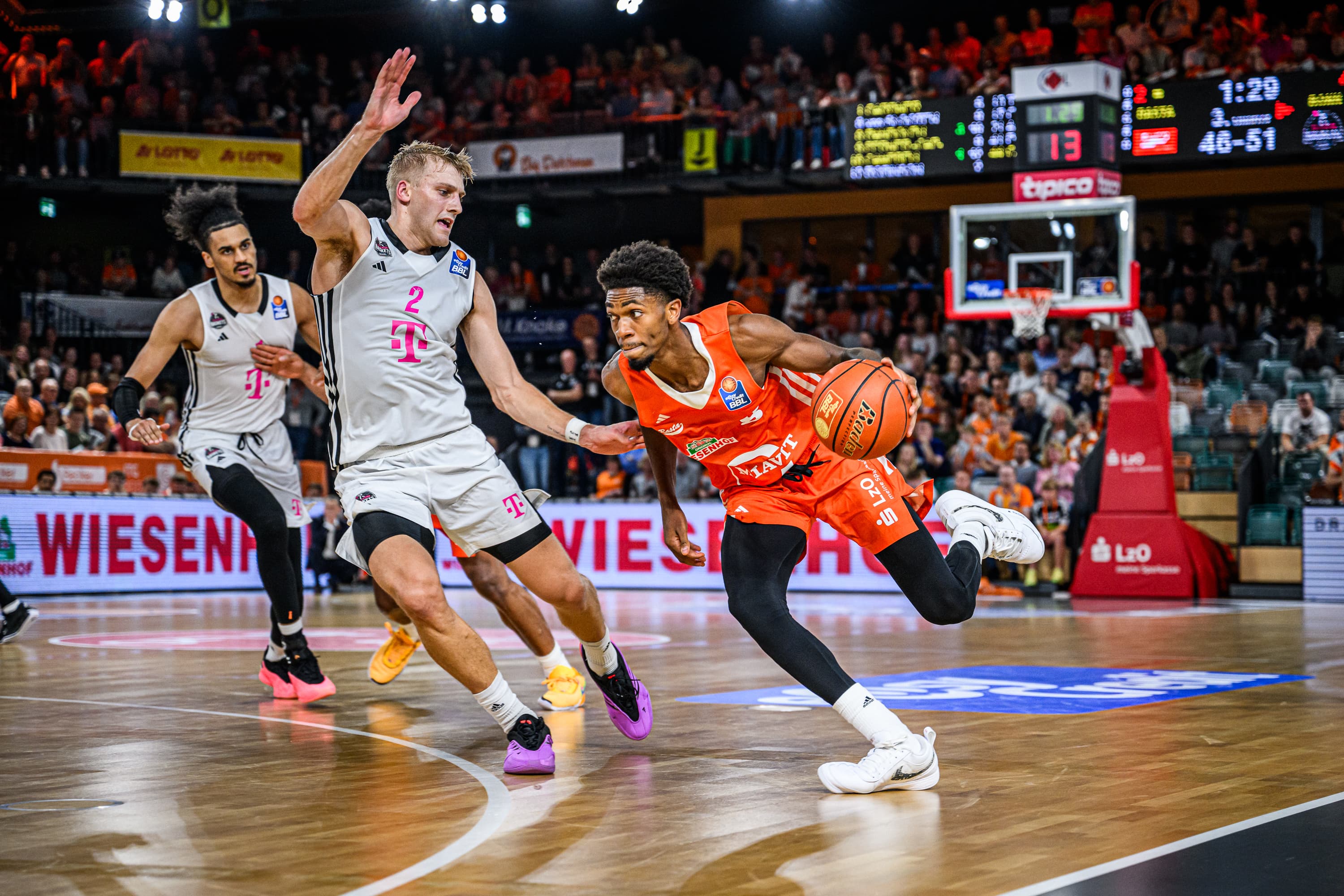Nach dem EuroCup eröffnen auf europäischer Ebene in dieser Woche auch die Turkish Airlines EuroLeague und die Basketball Champions League ihre neue Saison. In die Champions League entsendet die easyCredit BBL dabei gleich vier Vertreter - so viele wie noch nie. Würzburg, Vechta und Bonn starten am Dienstag und Chemnitz am Mittwoch in den Wettbewerb. Auch Spanien, die Türkei und Griechenland haben je vier Clubs am Start. Die Hälfte der 32 Teilnehmer kommt somit aus diesen vier Ländern.