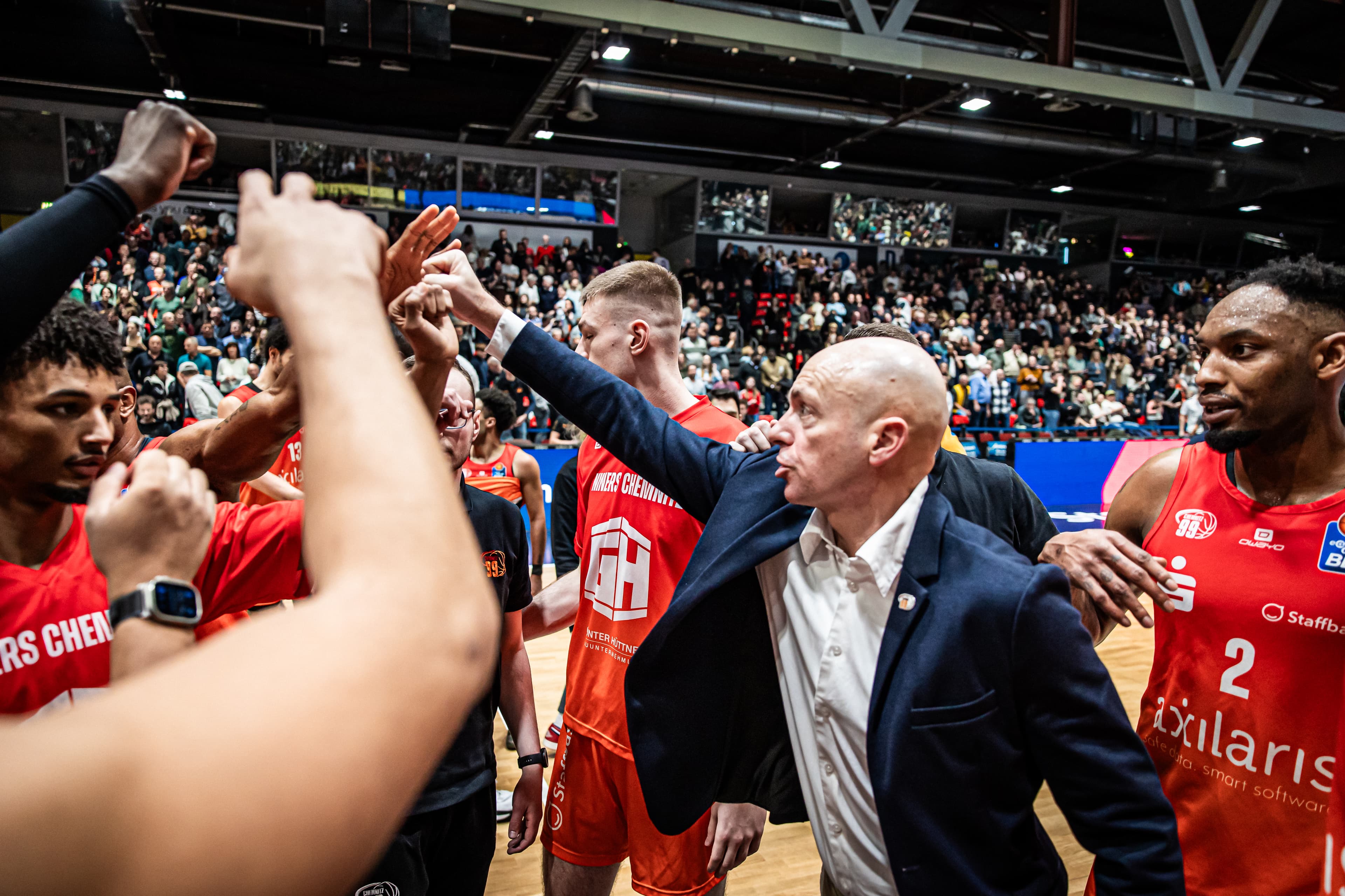 NINERS Chemnitz nearly wasted a 15-point lead but fended off MLP Academics Heidelberg 72-65 at home for an important victory in the battle for the playoffs. Olivier Nkamhoua came up with three big plays down the stretch for Chemnitz, who had lost three of the last four games but improved to 11-8. Nkamhoua finished with a team-high 16 points and Jeff Garrett added a double-double of 12 points and 11 rebounds. Heidelberg have dropped four of the last five and fell to 10-8. Osun Osunniyi paced the guests with 14 points and 12 rebounds.