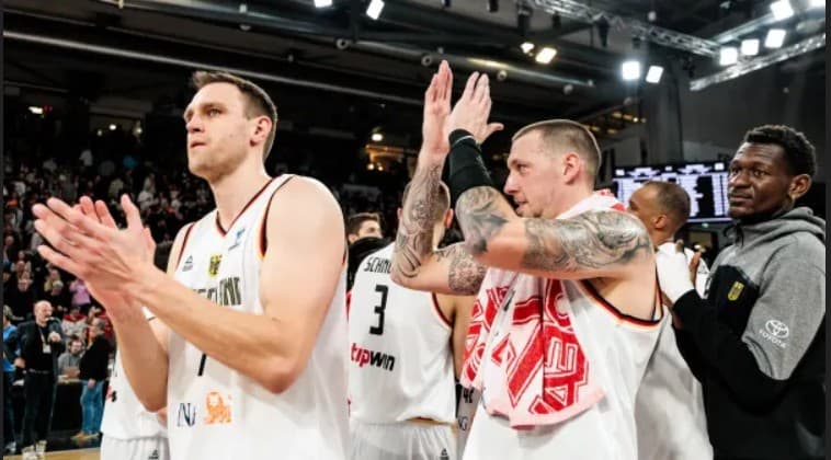 Nur vier Tage nach dem 95:76 in Montenegro hat die deutsche Nationalmannschaft in der Qualifikation für die Europameisterschaft einen weiteren Sieg folgen lassen. Nach zwischenzeitlich überdeutlichem Vorsprung wurde es in Bamberg kurz vor Schluss noch einmal knapp, am Ende setzten sich die DBB-Herren aber durch und feierten den vierten Sieg im sechsten und abschließenden Gruppenspiel.