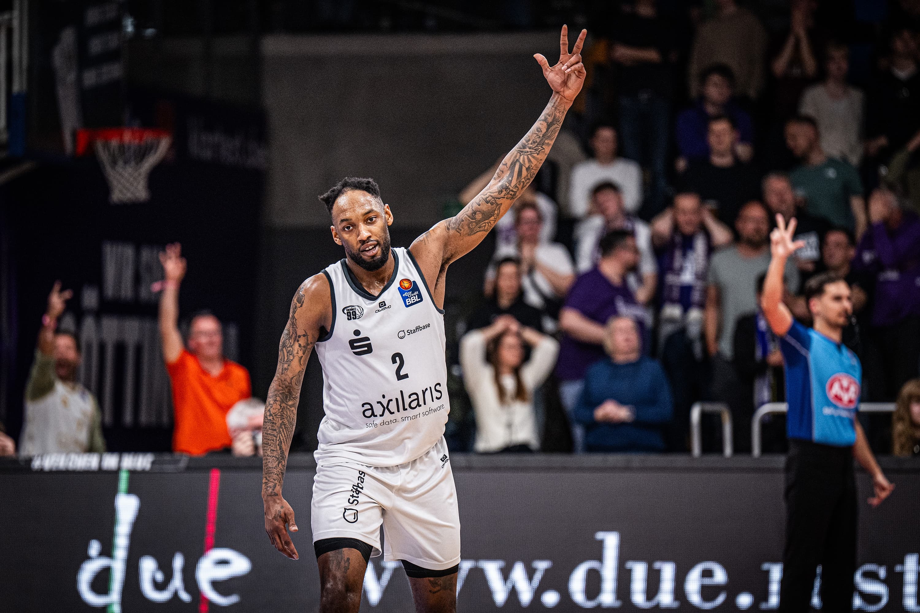 Einmal im Jahr putzen sie sich bei den SKYLINERS richtig raus. Mit Smoking und Senkers geht’s zur großen Benefizgala zugunsten von „Basketball macht Schule“, wo in Frankfurt um Patenschaften für unzählige Grundschul-AGs geworben wird. Entsprechend laufen die Profis am darauffolgenden Tag in Sonder-Trikots auf, um auf der Bundesliga-Bühne auf die clubeigene Initiative aufmerksam zu machen. Lediglich die NINERS Chemnitz spielen nicht mit, sondern machen den Hessen mit 70:65 einen Strich durch die Rechnung - obwohl sie über weite Strecken der zweiten Hälfte auf Kevin Yebo verzichten müssen.
