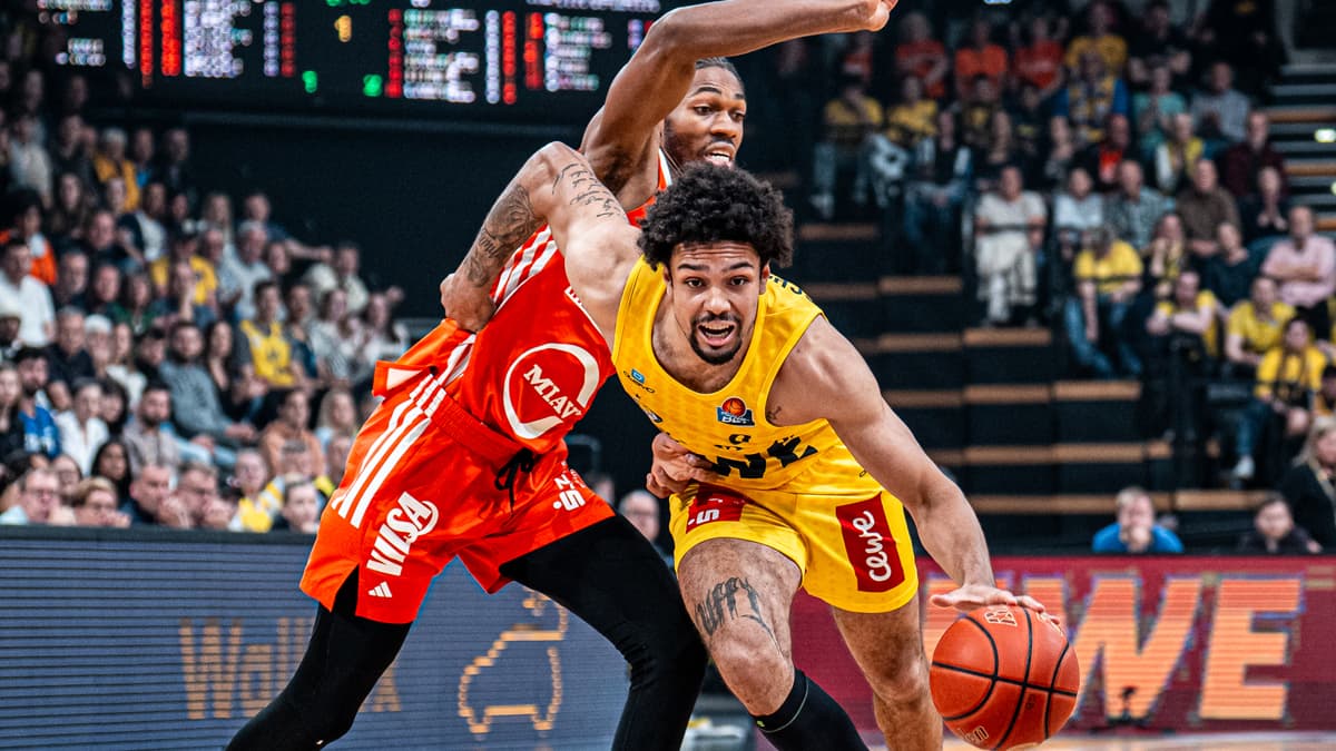 Die EWE Baskets Oldenburg hätten bei einer Niederlage gegen RASTA Vechta keine Chance mehr auf die Postseason gehabt, doch nach einem 91:75-Heimerfolg im Derby können die Donnervögel noch davon träumen, in die Play-Ins zu klettern. Nach dem 15. Saisonerfolg sind diese nur einen Sieg entfernt. Bei Vechta stemmt sich Brandon Randolph gegen die Niederlage, mit 42 Zählern verpasst er Darius McGhees Saisonrekord nur um zwei Punkte.