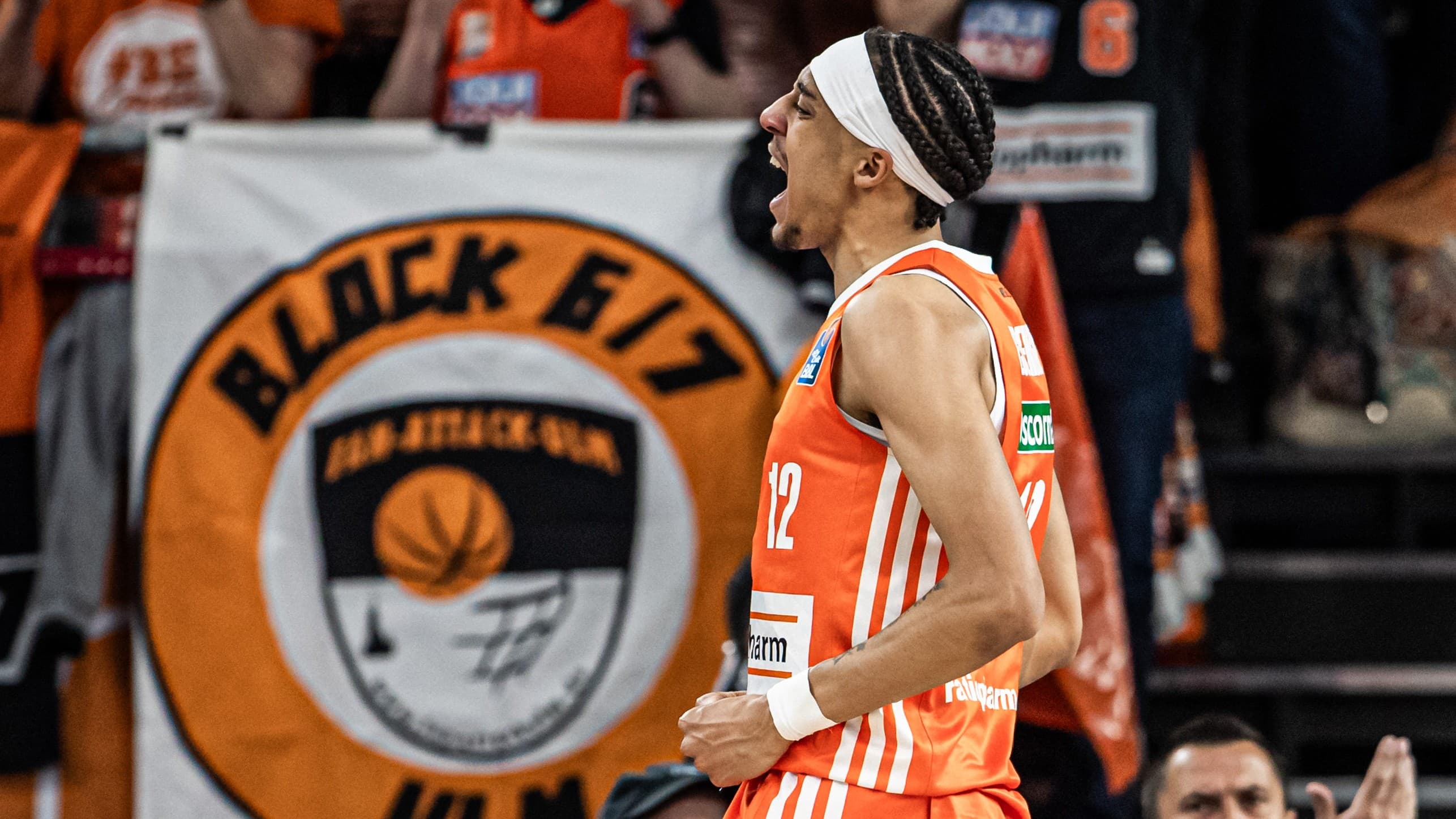 ratiopharm ulm gewinnt zum Auftakt der Viertelfinalserie in den Playoffs der easyCredit BBL mit 94:83 gegen ALBA BERLIN und liegt in der Best-of-5-Serie mit 1-0 in Führung. In einem intensiven Spiel machen am Ende die 44 gezogenen Freiwürfe auf Ulmer Seite und die 23 Ballverluste bei ALBA den Unterschied. Bester Werfer des Nachmittags ist Noa Essengue mit 21 Punkten.