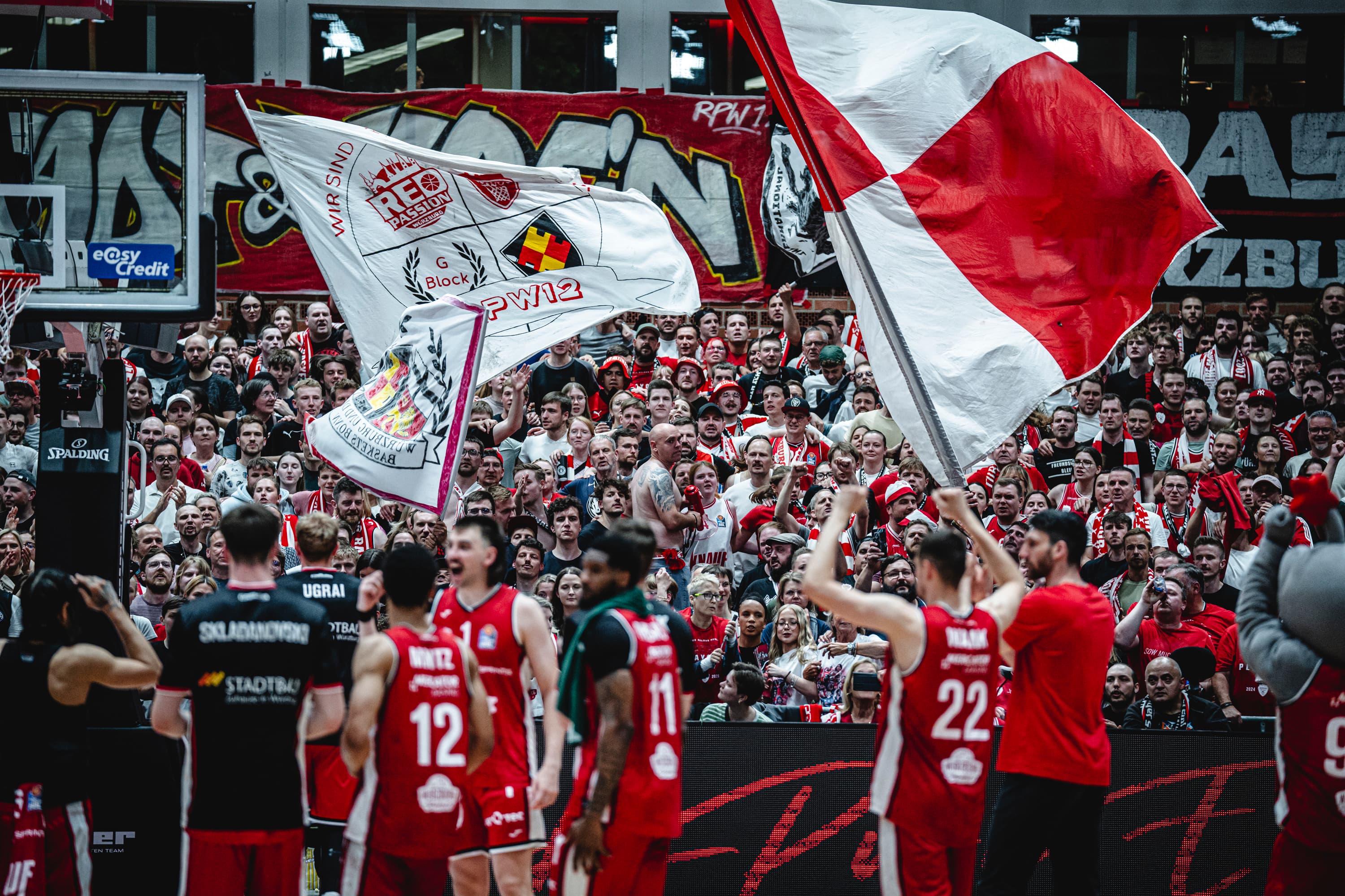FIT/One Würzburg Baskets remained alive in the fight for the Semi-Finals by knocking off Basketball Löwen Braunschweig 79-72 at home to force a decisive Game 5. Würzburg held Braunschweig to just 3 points in the final 2 minutes and the home team has now won the last eight matchups. Zac Seljaas poured in 17 points and Hannes Steinbach produced 11 points and 14 rebounds for the winners. Braunschweig missed a chance to close out the series and reach their first Semi-Finals since 2010 despite TJ Crockett scoring 16 points. 