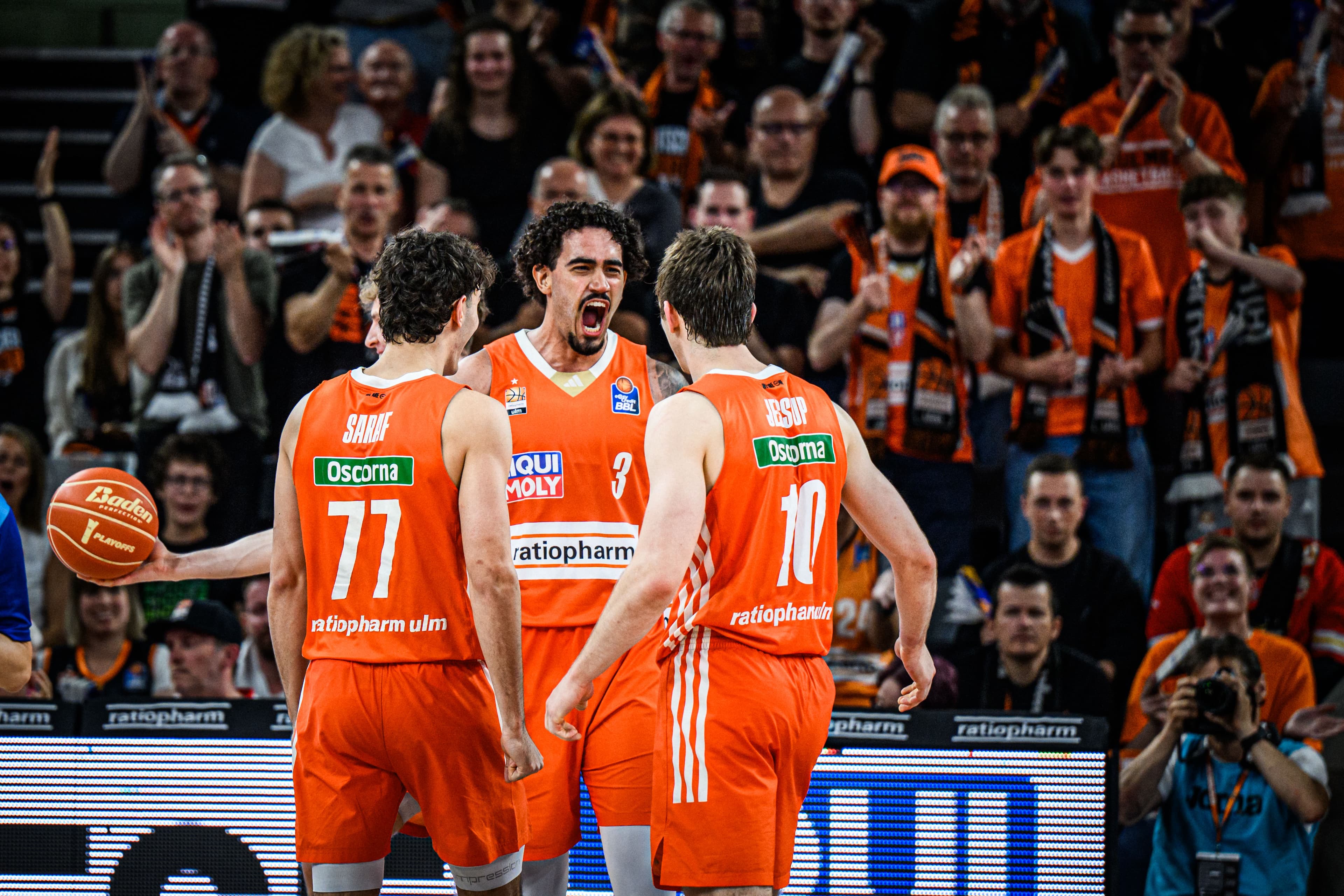 ratiopharm ulm continued their dominance at home and moved just one victory from the easyCredit BBL Finals after beating FIT/One Würzburg Baskets 99-86 at home. The 2023 champions rebounded from the Game 2 loss in Würzburg thanks to a 14-0 run in the second quarter to take control of the game. Karim Jallow led the way with 26 points and Noa Essengue had 17 points and 9 rebounds. Würzburg could not take advantage of 25 points from season MVP Jhivvan Jackson.