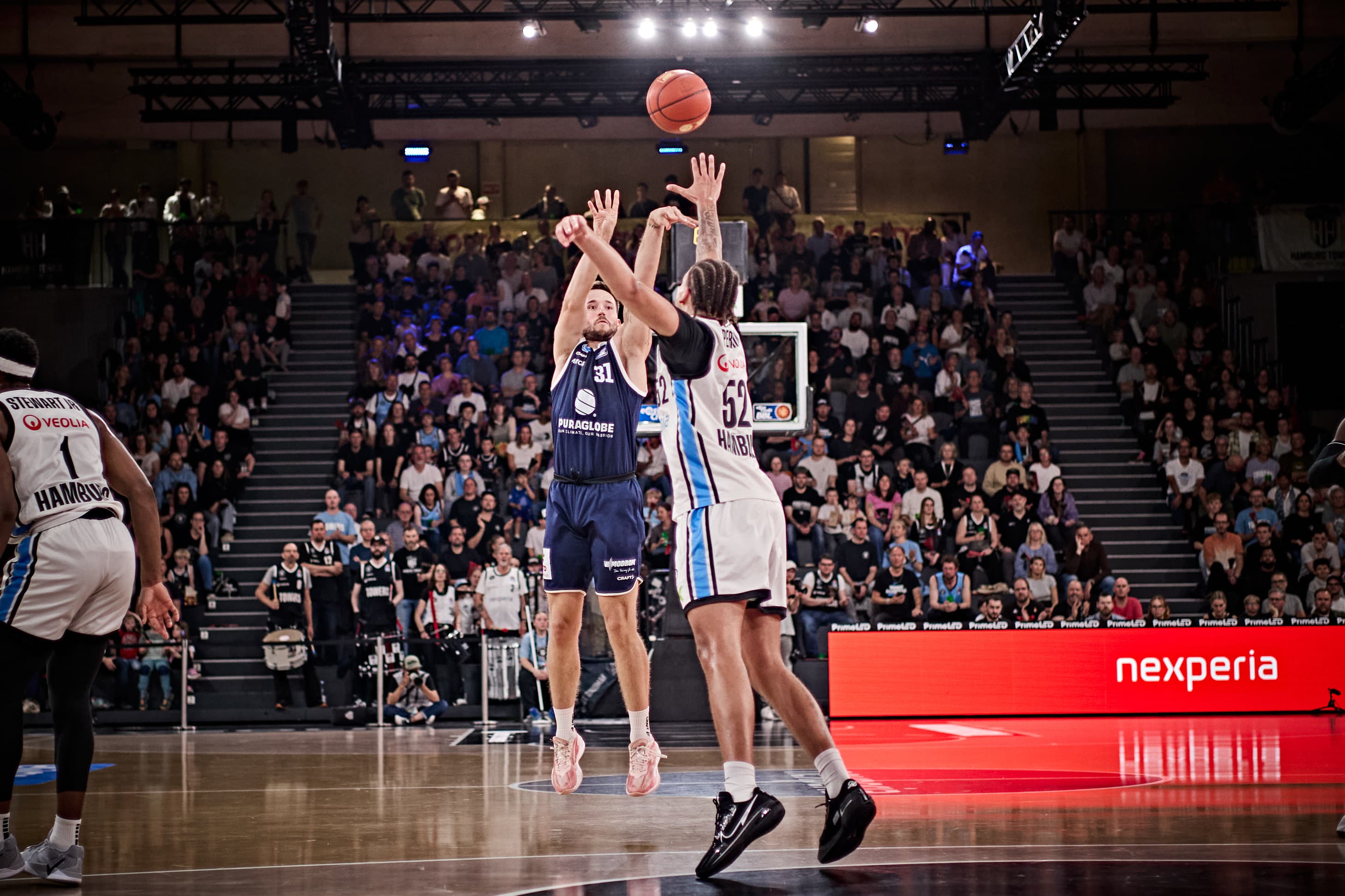 Nur wenige Tage nach dem 89:94 im Pokal gegen Bamberg müssen die Veolia Towers Hamburg die zweite Heimpleite in Folge hinnehmen. Nach einem schwachen Start laufen die Hanseaten dem SYNTAINICS MBC über weite Strecken hinterher, haben in der Crunchtime aber dennoch ihre Chancen. Diese macht letztlich Spencer Reaves (16 Punkte) zunichte, der binnen 90 Sekunden drei Dreier verwandelt und dem amtierenden Pokalsieger damit den Weg zum 93:85 bereitet.