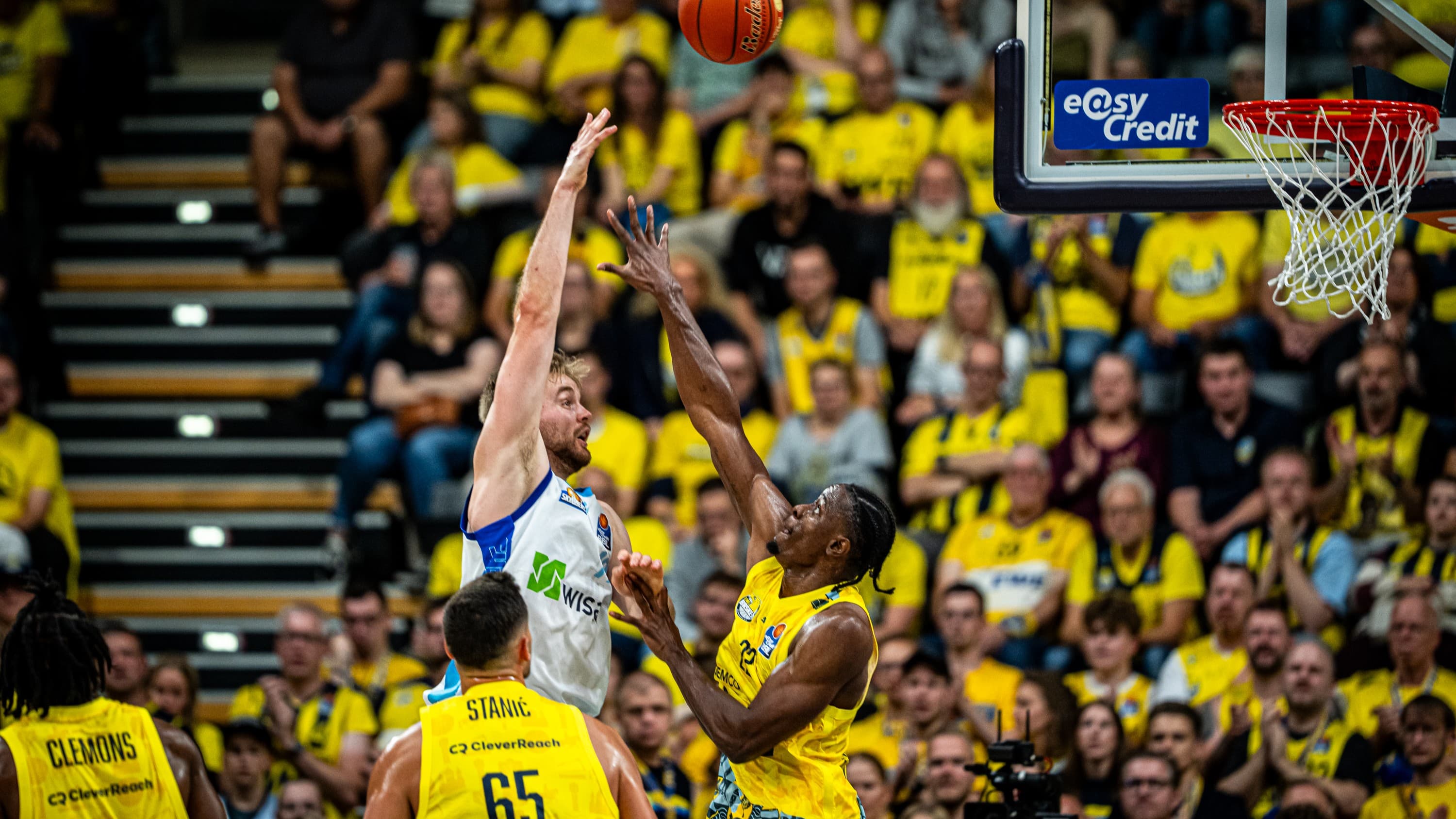 Die SKYLINERS aus Frankfurt setzen zum Saisonstart ein Ausrufezeichen. Dank einer deutlichen Steigerung in der zweiten Halbzeit gewinnt die Mannschaft von Headcoach Klaus Perwas bei den EWE Baskets Oldenburg mit 89:75. Till Pape als Topscorer (22 Punkte) verfehlte seine Karrierebestleistung in der easyCredit BBL nur knapp. 6.200 Fans sorgen zum 46. Mal in Folge für eine ausverkaufte EWE Arena.