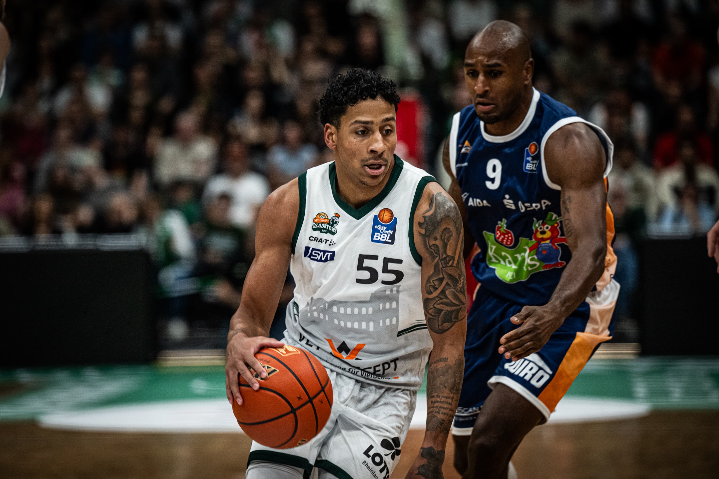 Willkommen zurück, liebe VET-CONCEPT Gladiators Trier. Der Aufsteiger nimmt die Euphorie aus dem Gewinn der ProA-Meisterschaft offensichtlich mit in die easyCredit BBL und feiert ein 88:78 gegen die ROSTOCK SEAWOLVES. Neben Neuzugang Eli Brooks (17 Punkte, 8 Assists) sind es vor allem die angestammten Kräfte, die den Gästen den Zahn ziehen und die über 5.000 Fans jubeln lassen.