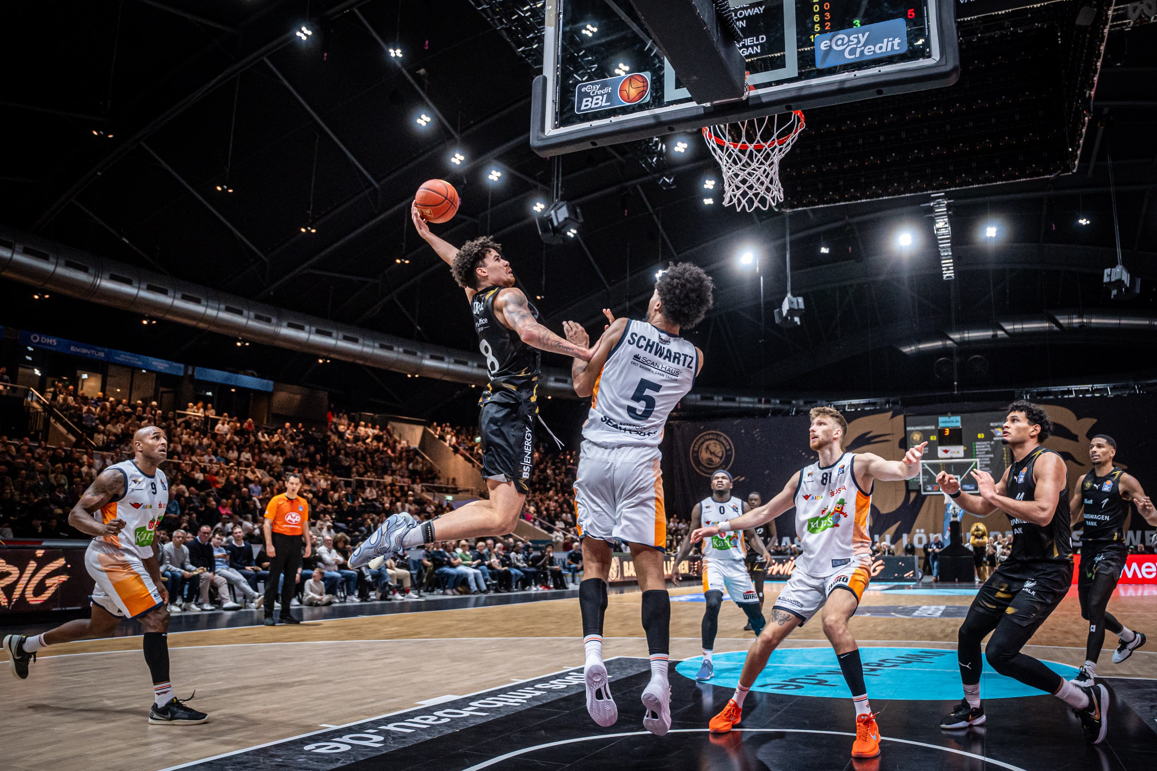 Im Aufeinandertreffen zweier Mannschaften, die auch im FIBA Europe Cup antreten, sind es die Basketball Löwen Braunschweig, die im dritten Viertel ihren Rhythmus finden und den ROSTOCK SEAWOLVES entscheidend enteilen. Dabei setzt das von der Bank kommende Duo um Joshua Obiesie (20) und Ferdinand Zylka (17) genau die Impulse, die es bei den Volmestädtern braucht, um das 92:71 einzufahren.