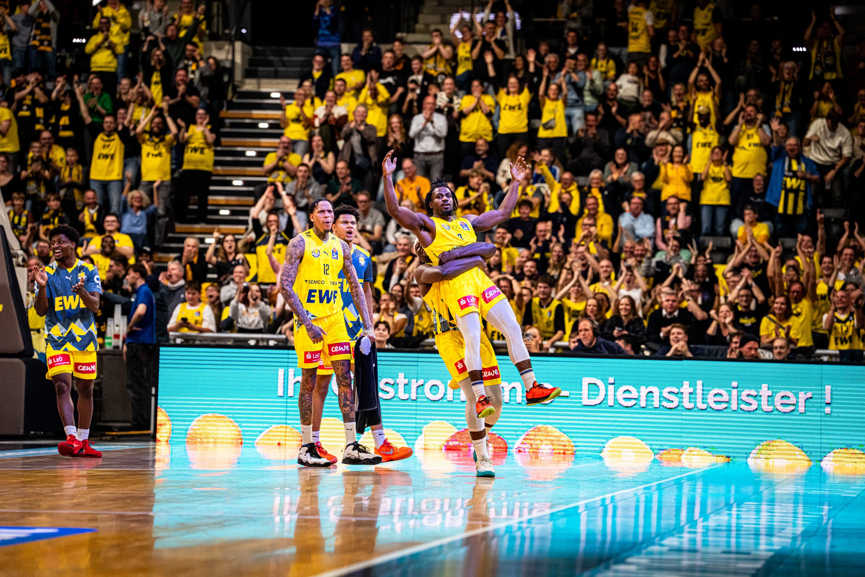 Die easyCredit BBL feiert diese Saison ihr 60-jähriges Jubiläum. Da ist es nur passend, dass die EWE Baskets Oldenburg auf dem Weg zu ihrem ersten Saisonsieg quasi nebenbei die Geschichtsbücher der Beletage umschreiben. Um genau zu sein macht dies Chris Clemons, der den VET-CONCEPT Gladiators Trier nahezu im Alleingang die erste Niederlage zufügt und unfassbare 52 Zähler auflegt - und damit auf beeindruckende Art und Weise in die Top10 der meisten jemals erzielten Punkte vorprescht.