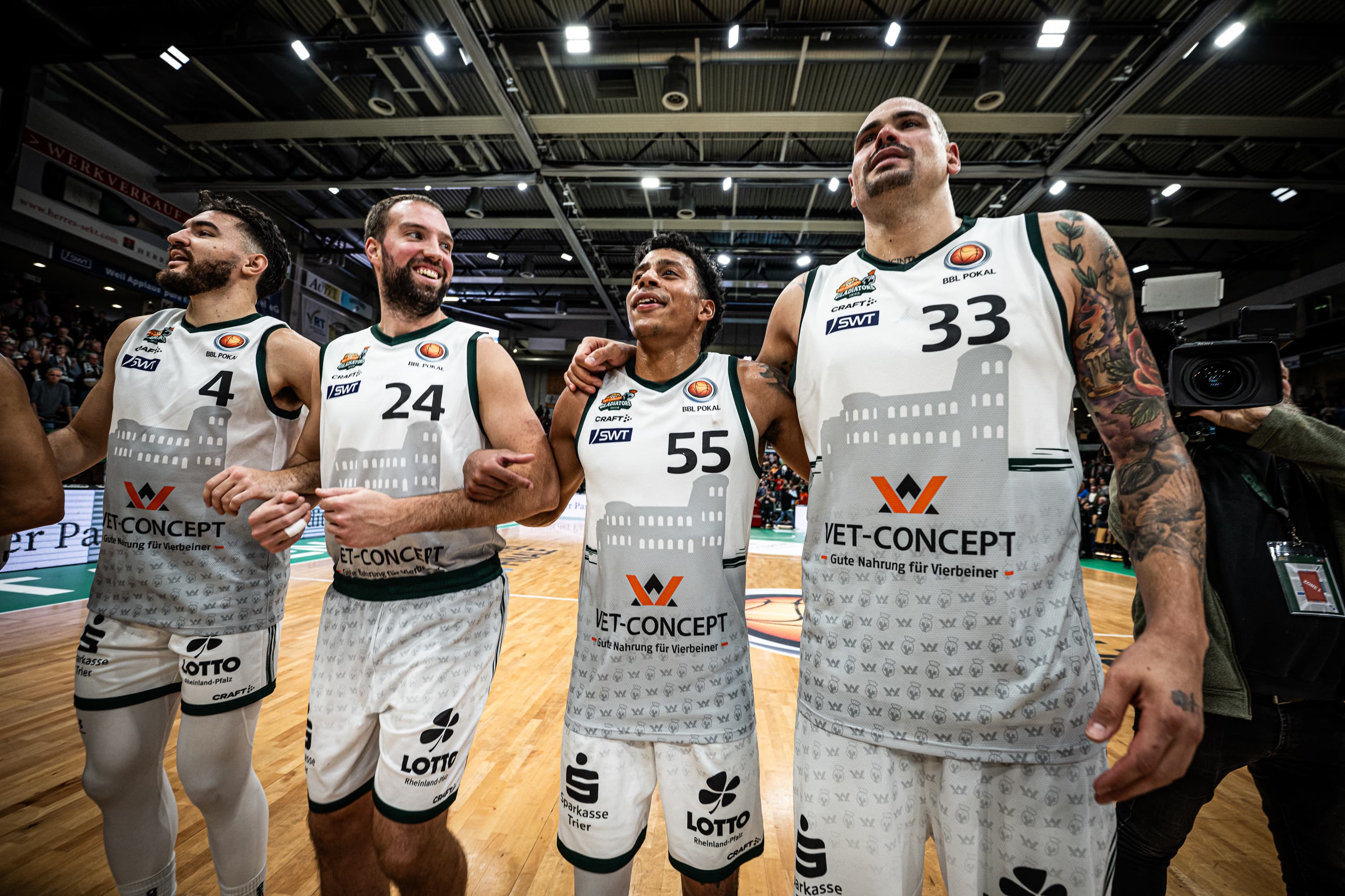 Die irre Geschichte der VET-CONCEPT Gladiators Trier geht weiter. Im Ligabetrieb noch ungeschlagen, im Pokal nach einem berauschenden 107:90 über die Telekom Baskets Bonn im Viertelfinale stehend - zum ersten Mal seit 2013 wieder. Eli Brooks flirtet mit einem Double-Double (24 Punkte, 9 Assists, während Nolan Adekunle (14) bereits zweieinhalb Minuten vor Ende die magische Hundert-Punkte-Marke knackt und zum nächsten Training Donuts mitbringen muss.