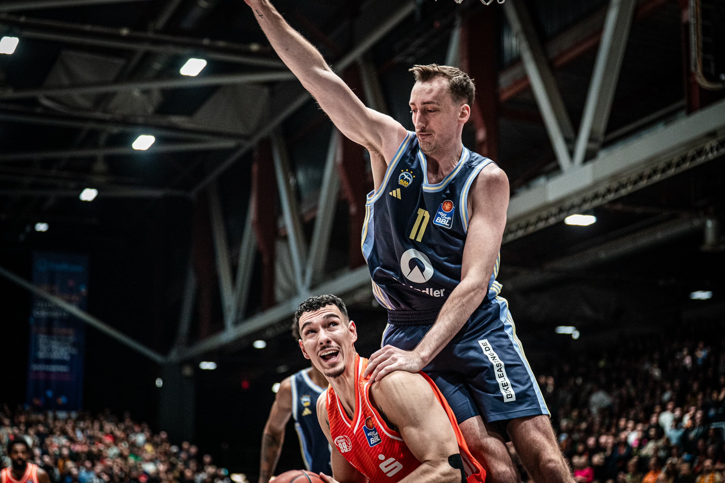 Im Aufeinandertreffen der besten Offensive und einer der besten Defensiven der easyCredit BBL sind es zunächst die NINERS Chemnitz, die den Ton angeben. Erst im letzten Viertel greifen die Verteidigungsmechanismen von ALBA BERLIN in vollem Umfang, womit die Hauptstädter den Grundstein zum entscheidenden 17:0-Lauf legen. Die Truppe um Martin Hermannsson (20 Punkte, 4 Assists) fährt mit dem 89:85-Erfolg den vierten Ligaerfolg in Serie ein, während die Neunziger die zweite Pleite in Folge hinnehmen müssen.