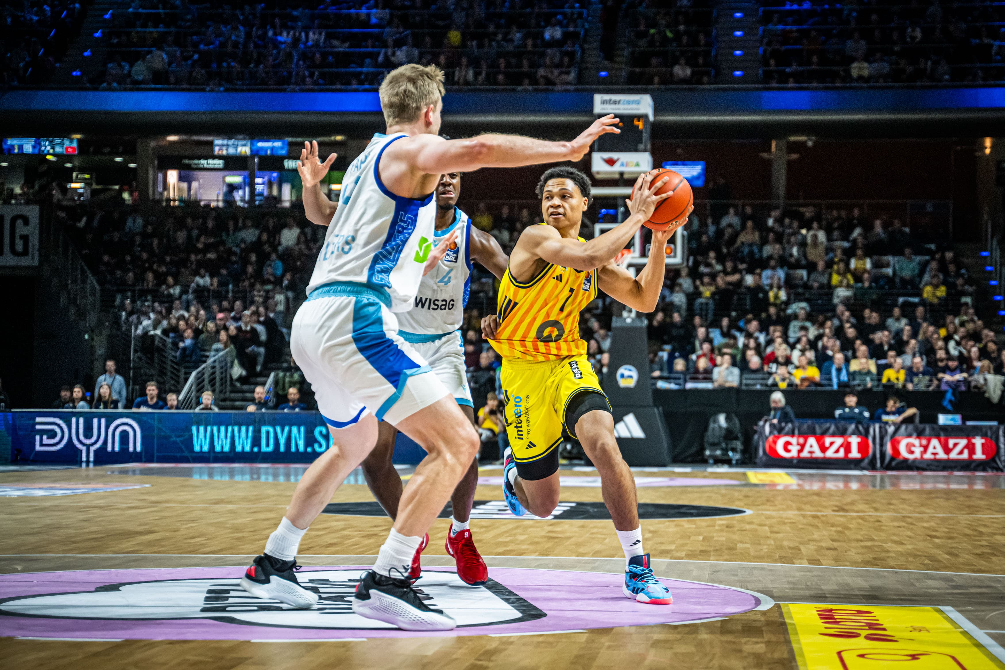 ALBA BERLIN had the perfect start out of the FIBA national team break with a thrilling 89-83 win over SKYLINERS at home for their 10th straight victory. Playing at the Max-Schmeling-Halle, Berlin wasted a 17-point first quarter lead and there were 12 lead changes in the game. Teenager Jack Kayil decided the game with five straight points inside the final 88 seconds to give Berlin a 6-2 record including five wins in a row in the league. Kayil finished with a career-high 21 points off the bench. Frankfurt suffered their first road loss of the season and had their three-game winning streak snapped for a 5-4 mark. Isaiah Swope scored 18 points in the loss. 